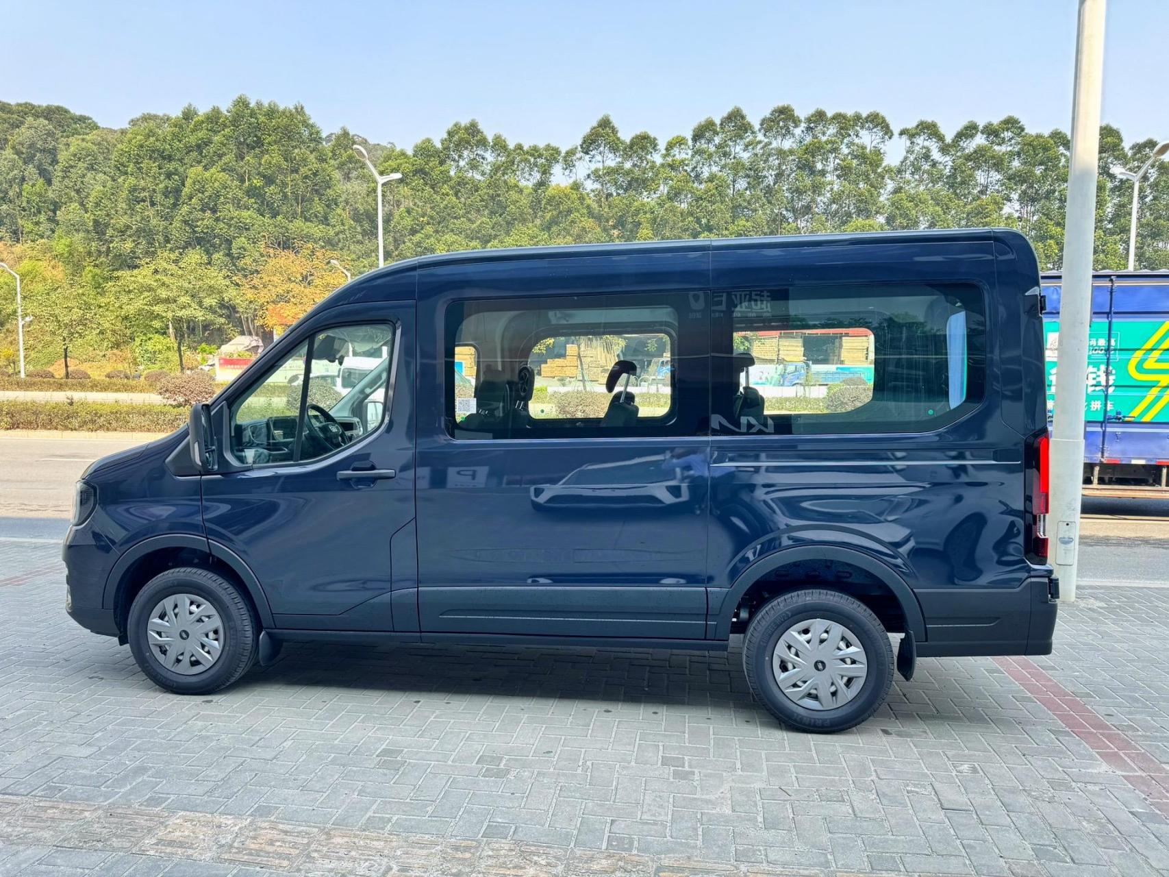 江铃福特:新全顺t8中轴中顶6座~暗夜蓝.