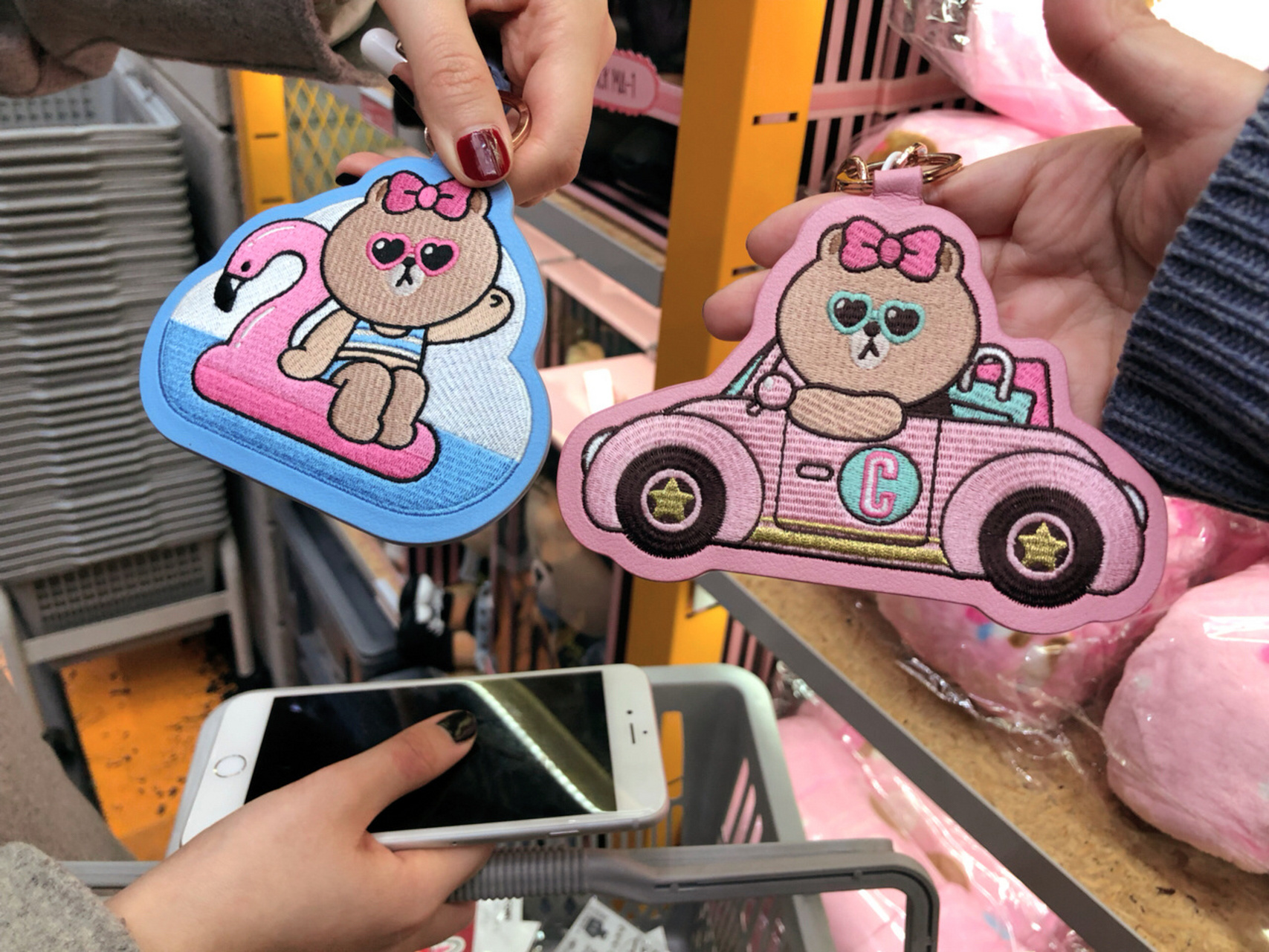 在韩国line friends店里买的超可爱choco包挂～很精致的刺绣,五金是