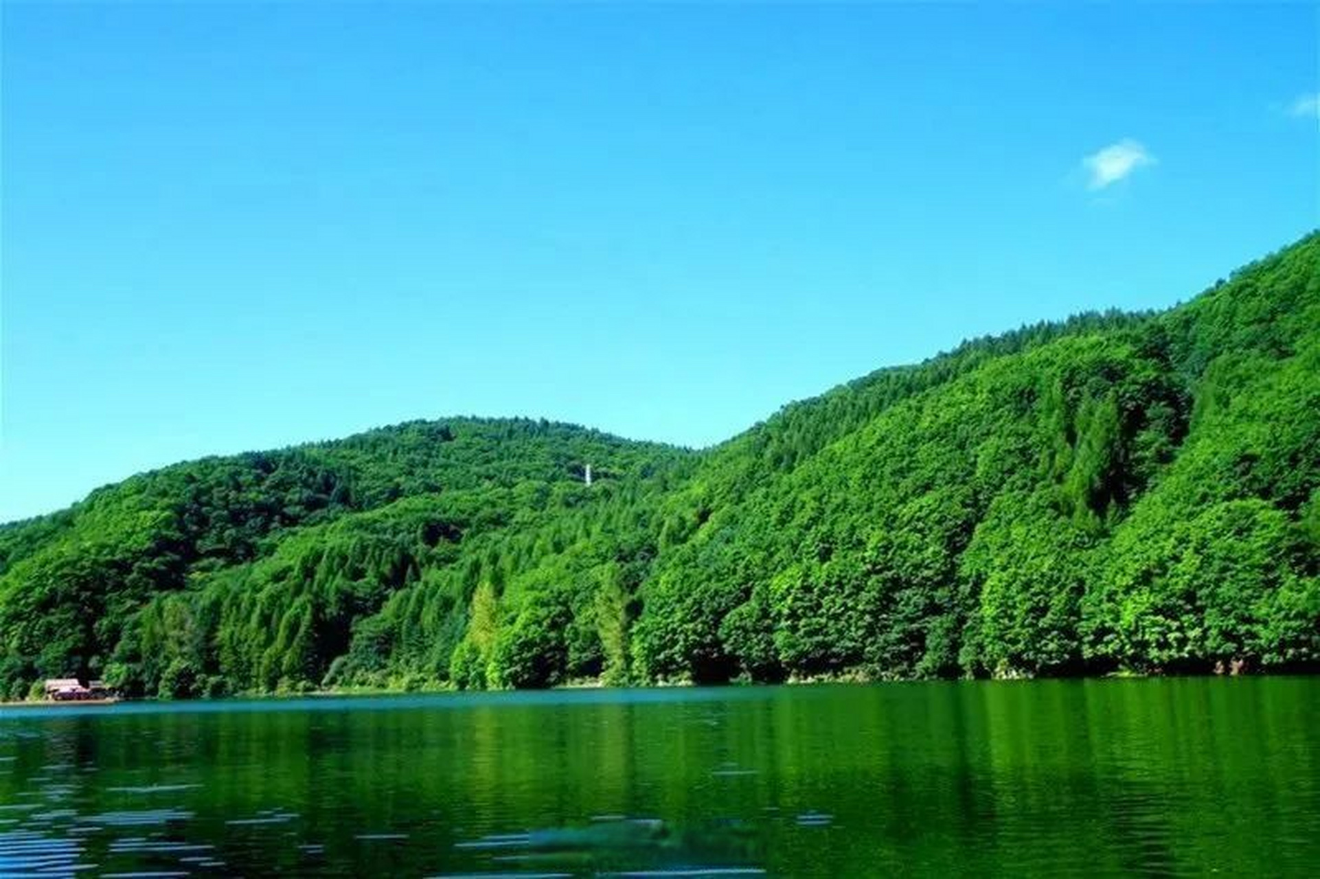 青山湖是截河而成的人工湖,水质纯净,水面平稳,两岸青山耸立,山清水秀