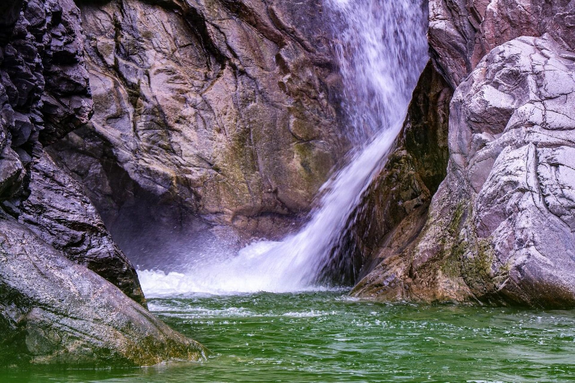 西安高冠瀑布,深潭夏季纳凉玩水好去处 高冠瀑布景区位于西安市鄠邑区