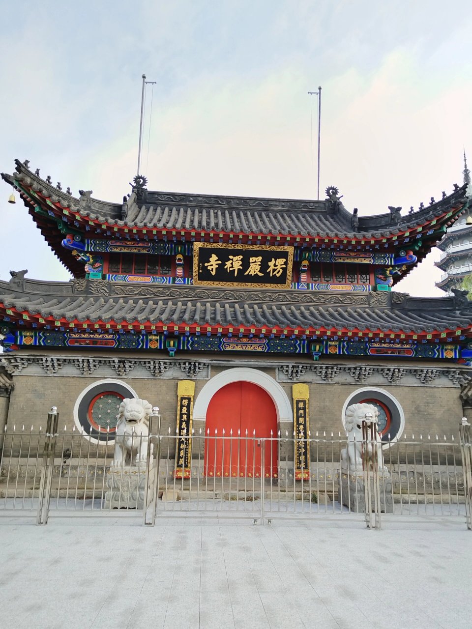 营口楞严禅寺 此次去营口出差,忙中偷闲早起一会,坐19路公交车就到达
