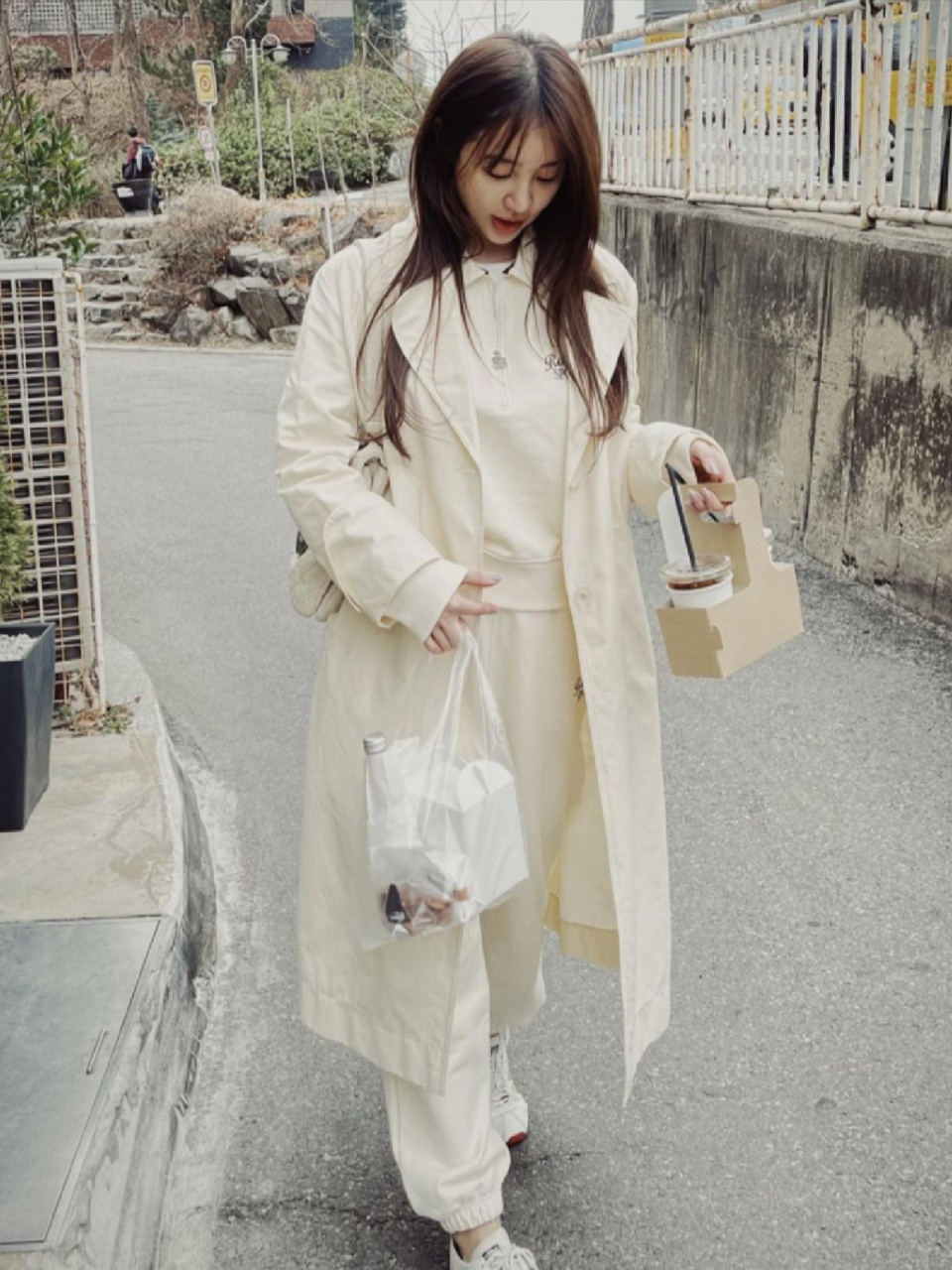 尹恩惠穿搭070707 随性慵懒 一身纯白穿搭完全不会单调 整个人