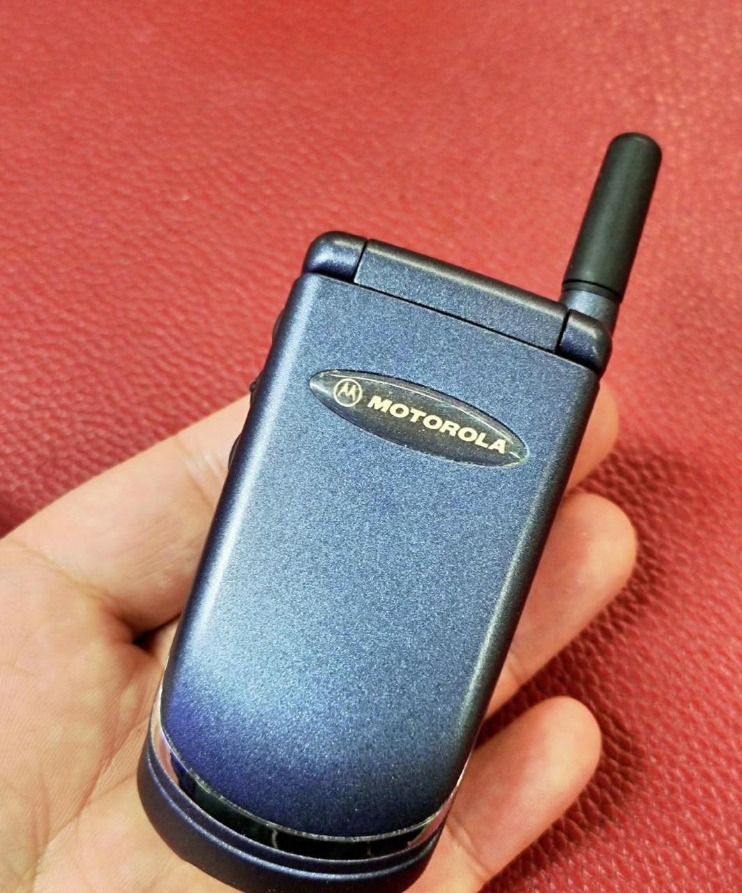 摩托罗拉v998手机 98年上市5388元 98年职工一年的工资不一定够 那个
