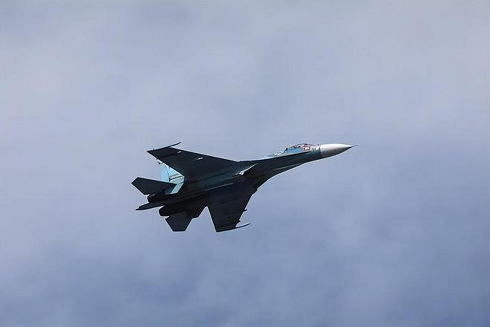 【俄一架苏-27战斗机,如何能拦截两架美b-1b战略轰炸机?