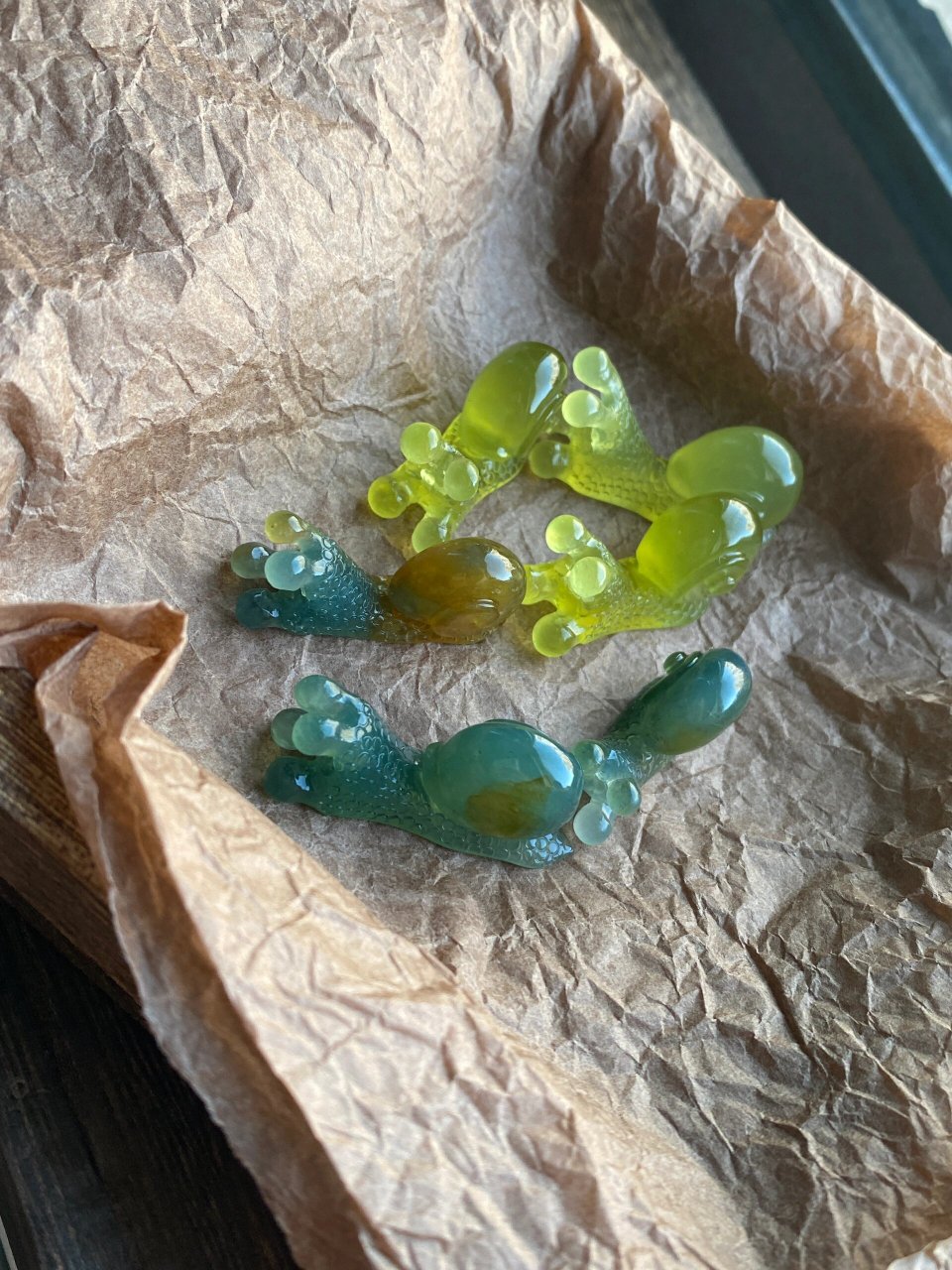 蜗牛玉雕的寓意 蜗牛虽然在我们的印象中是个爬行很缓慢的动物,但它