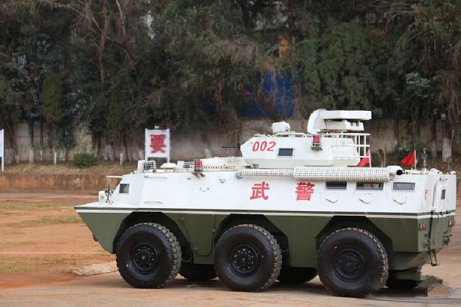 大阅兵中,组成车辆第8梯队的就是武警"雪豹"突击队驾驶的改型防暴车