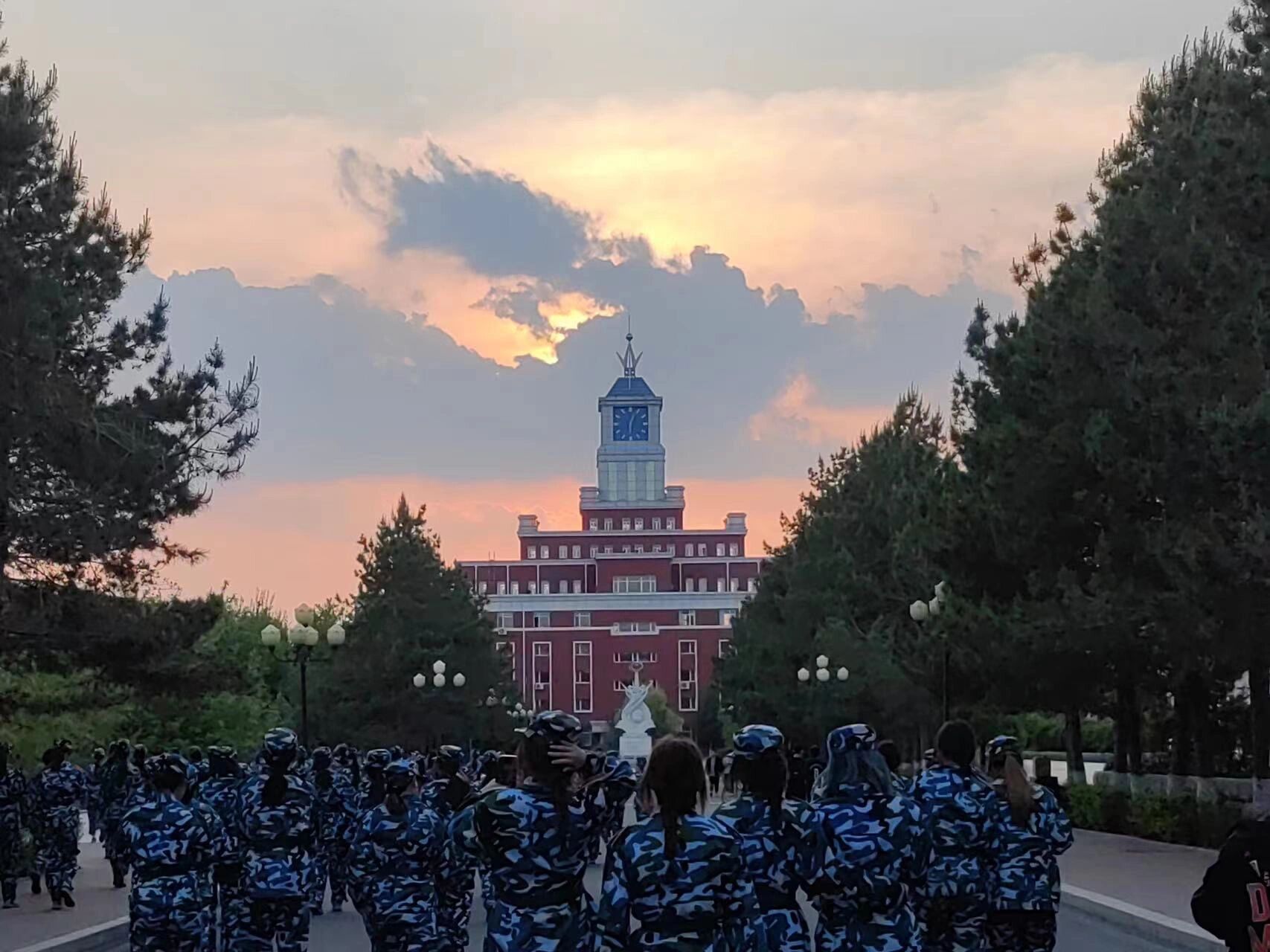 长春财经学院军训 阴雨天的军训