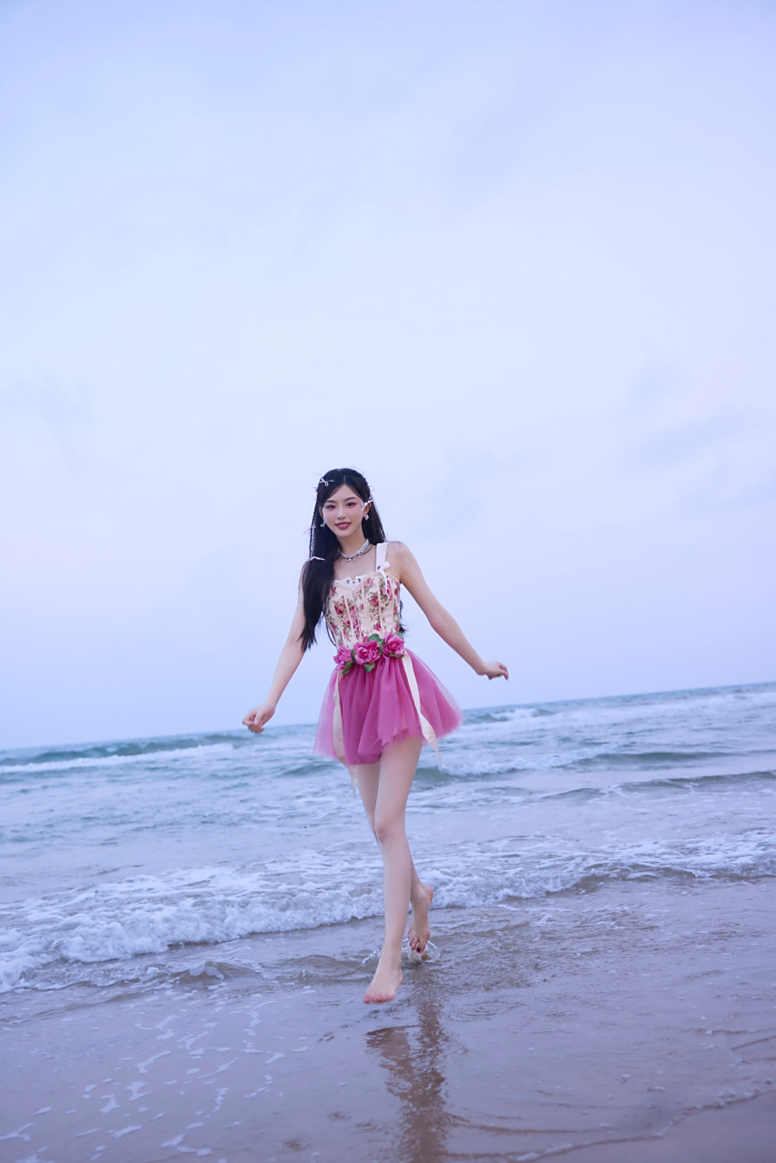 孔雪儿海边粉裙美腿浪漫写真图集