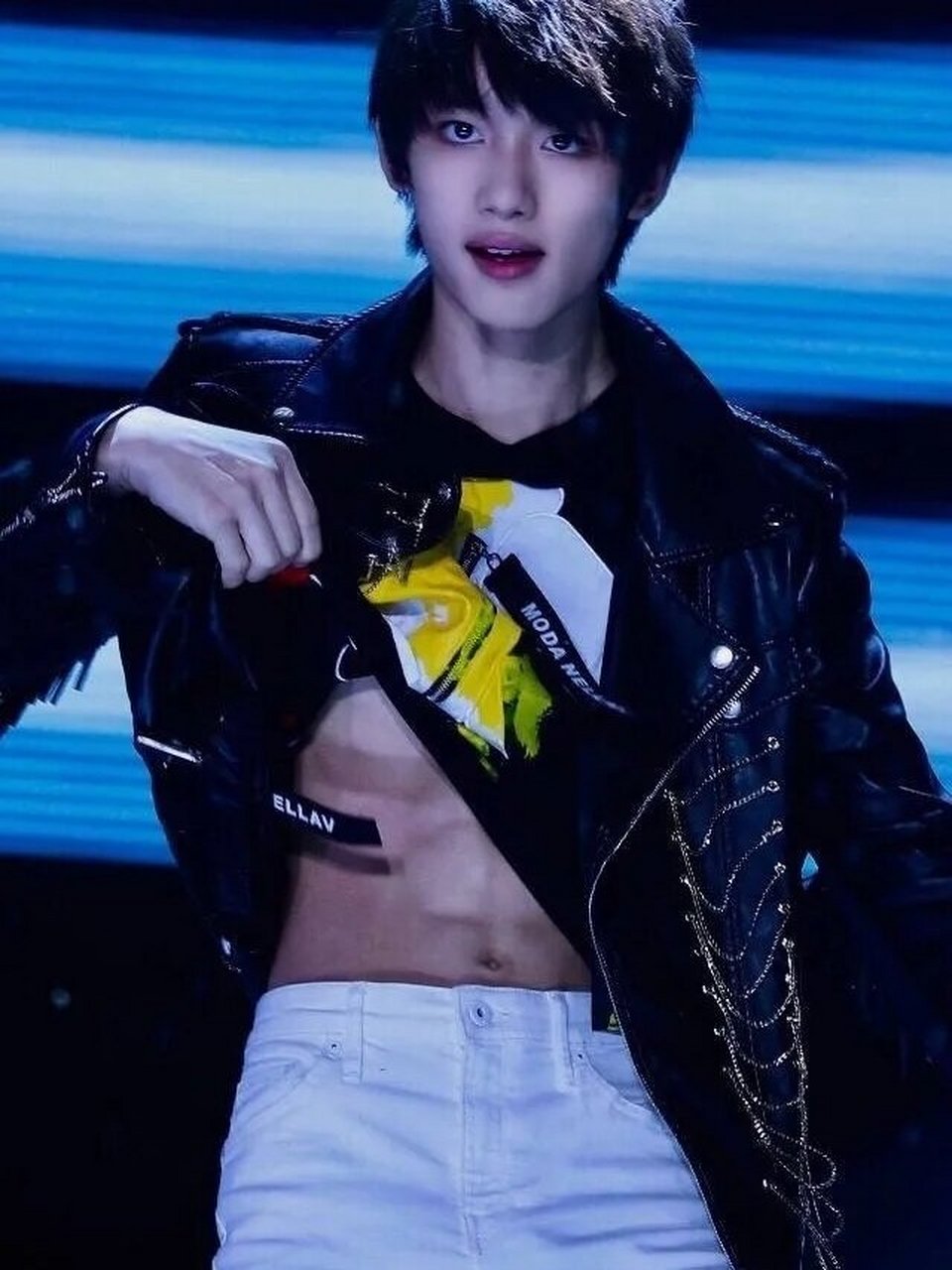 下面是午夜场嘶溜时间 欢迎来到程年人的世界 来接受欣赏丁程鑫腹肌