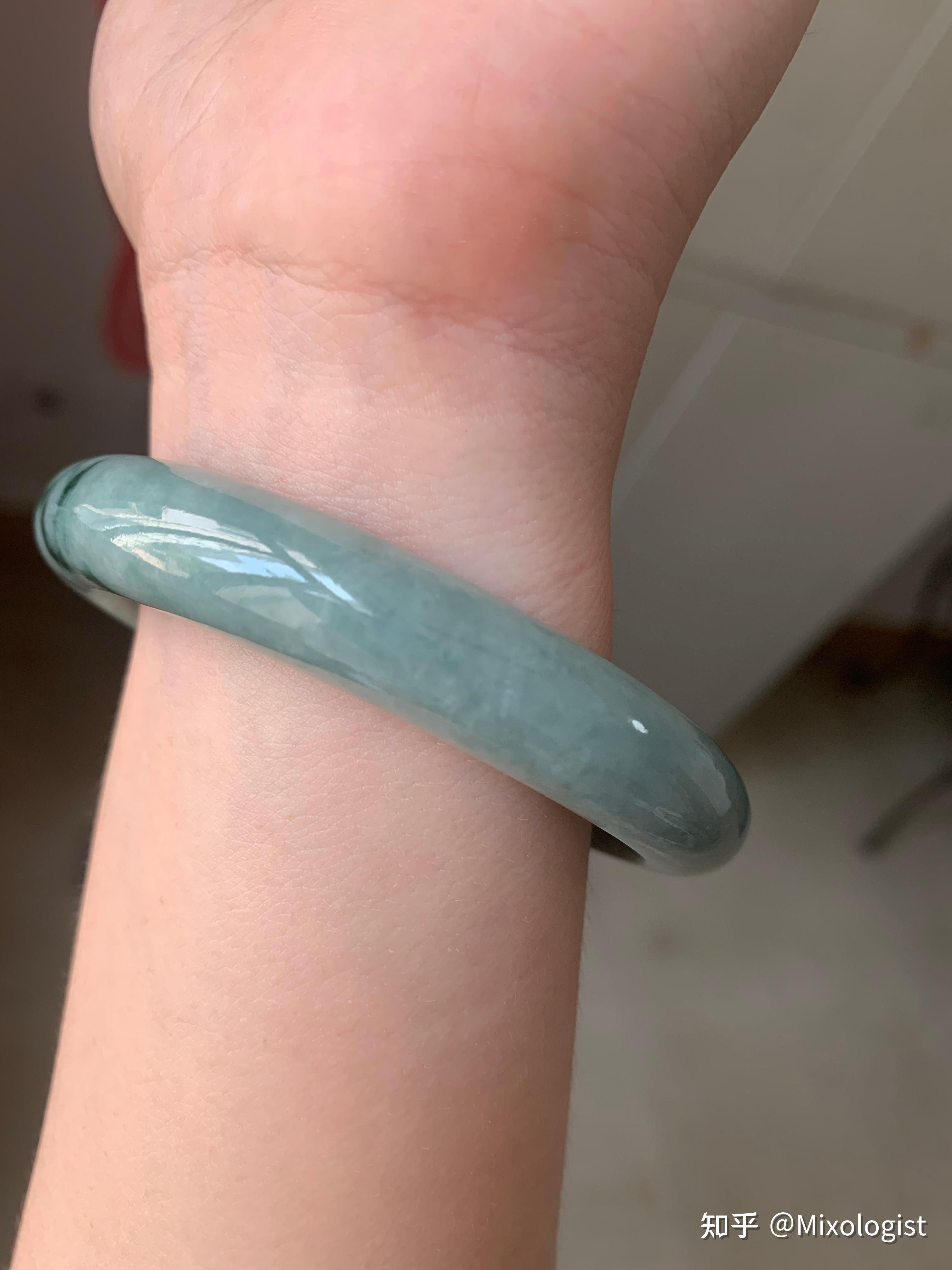 找人从云南买的翡翠a货手镯这是翡翠还是其他材质啊怎么用手电筒打光