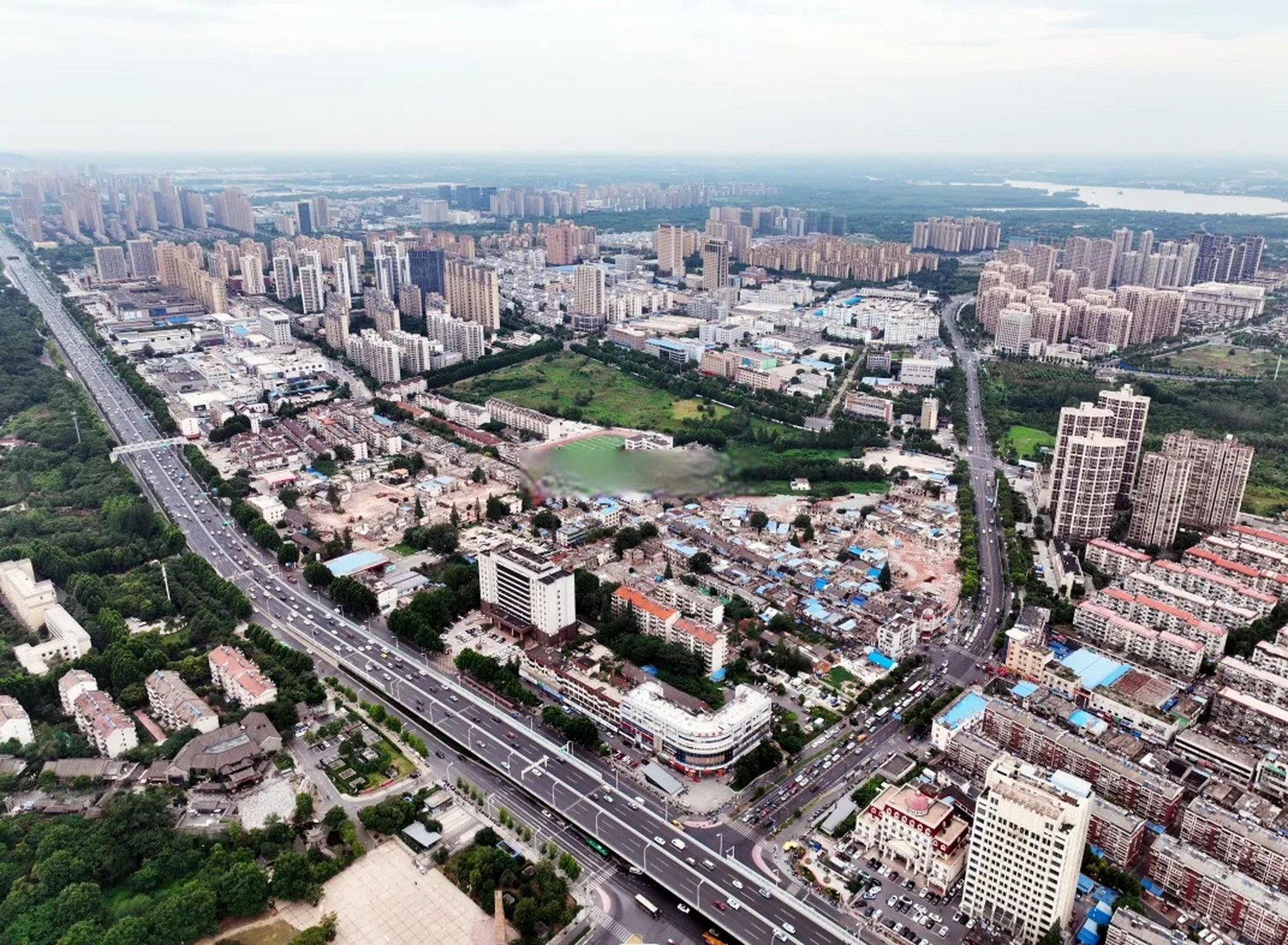 大铺头片区城市更新项目规划效果图对比航拍图,还是有很大的改造空间