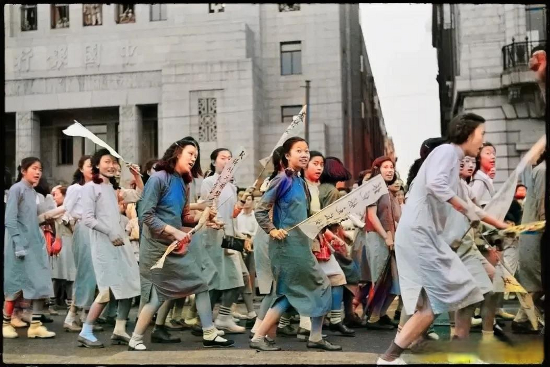 1949年5月27日,上海解放,女学生们上海参加胜利大游行,这些有知识的