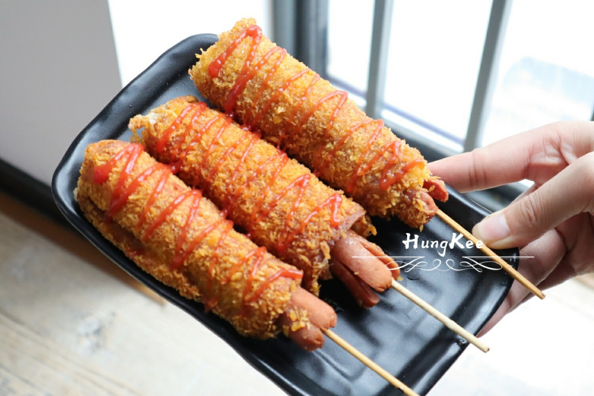 拉丝芝士热狗棒 今天教大家做一款热狗芝士棒92 材料:火腿肠1根