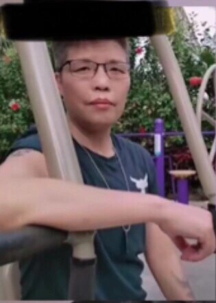 狼爷年轻的时候是有点帅气在身上的,左滑看 狼爷年轻照片