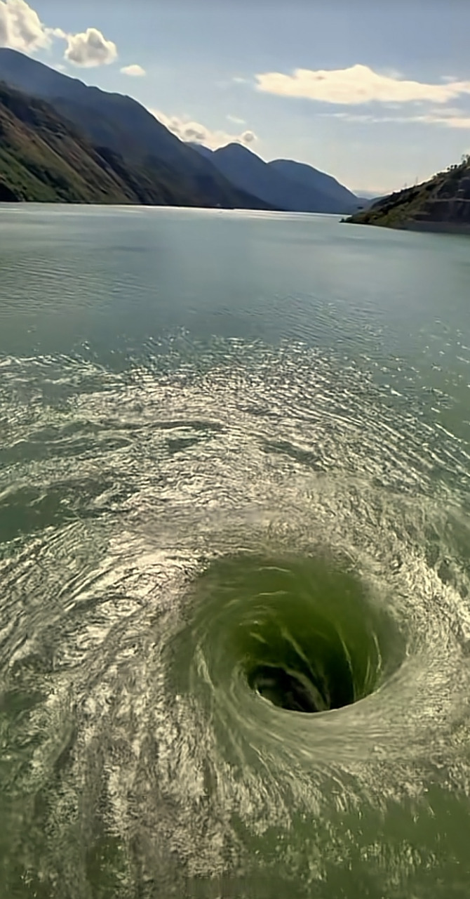 恐怖的河水中的巨型漩涡,像黑洞一样,可以吞噬任何掉入的物体