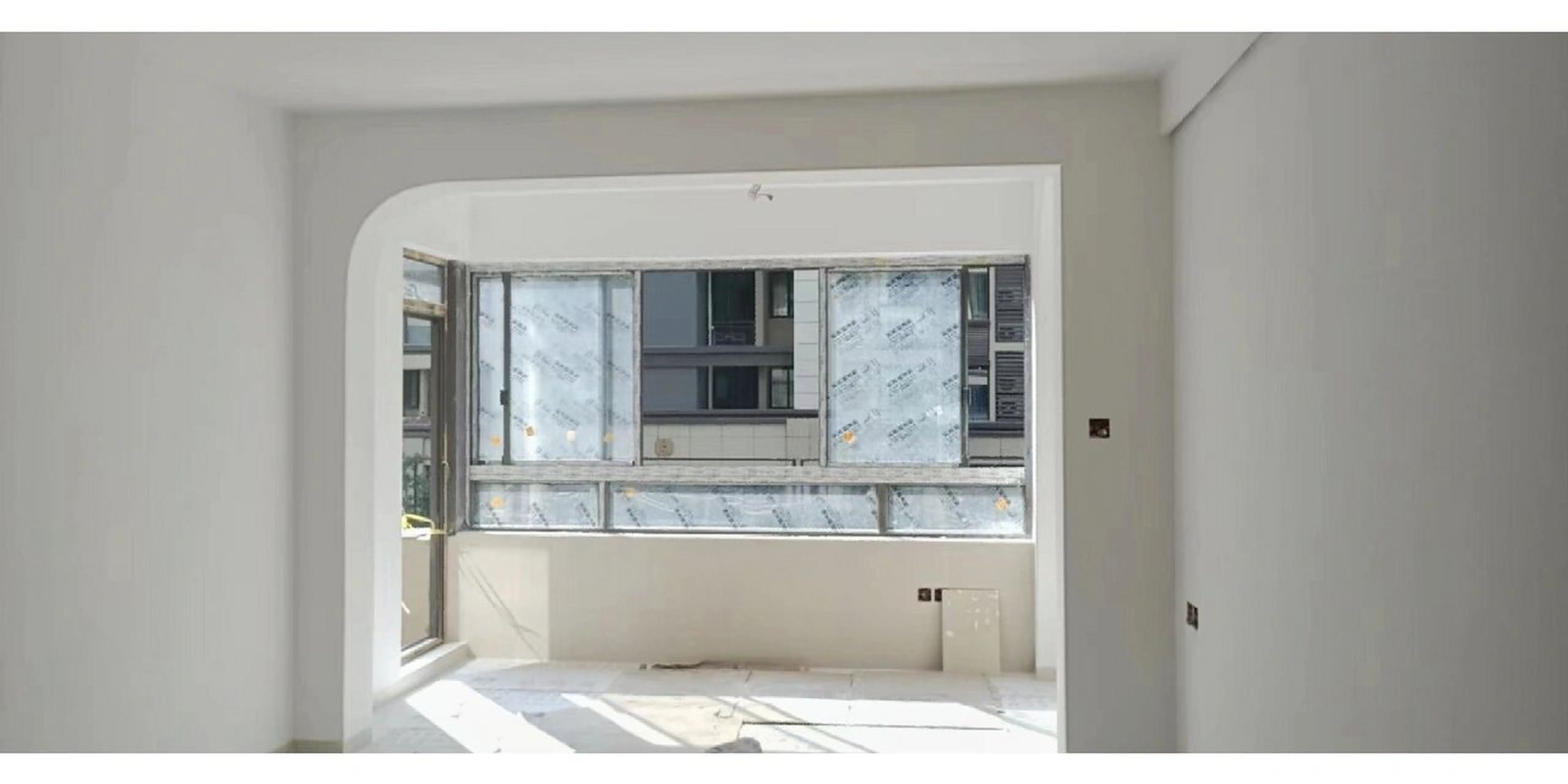 腰线70cm高,显得厚重,而又采光不好.