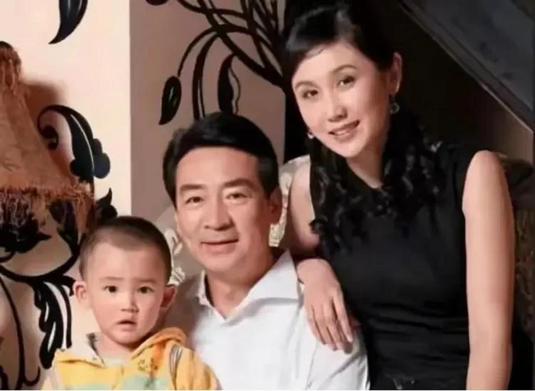 2003年,49岁的寇振海向演员李婷表白,李婷拒绝的说寇老师,你比我大