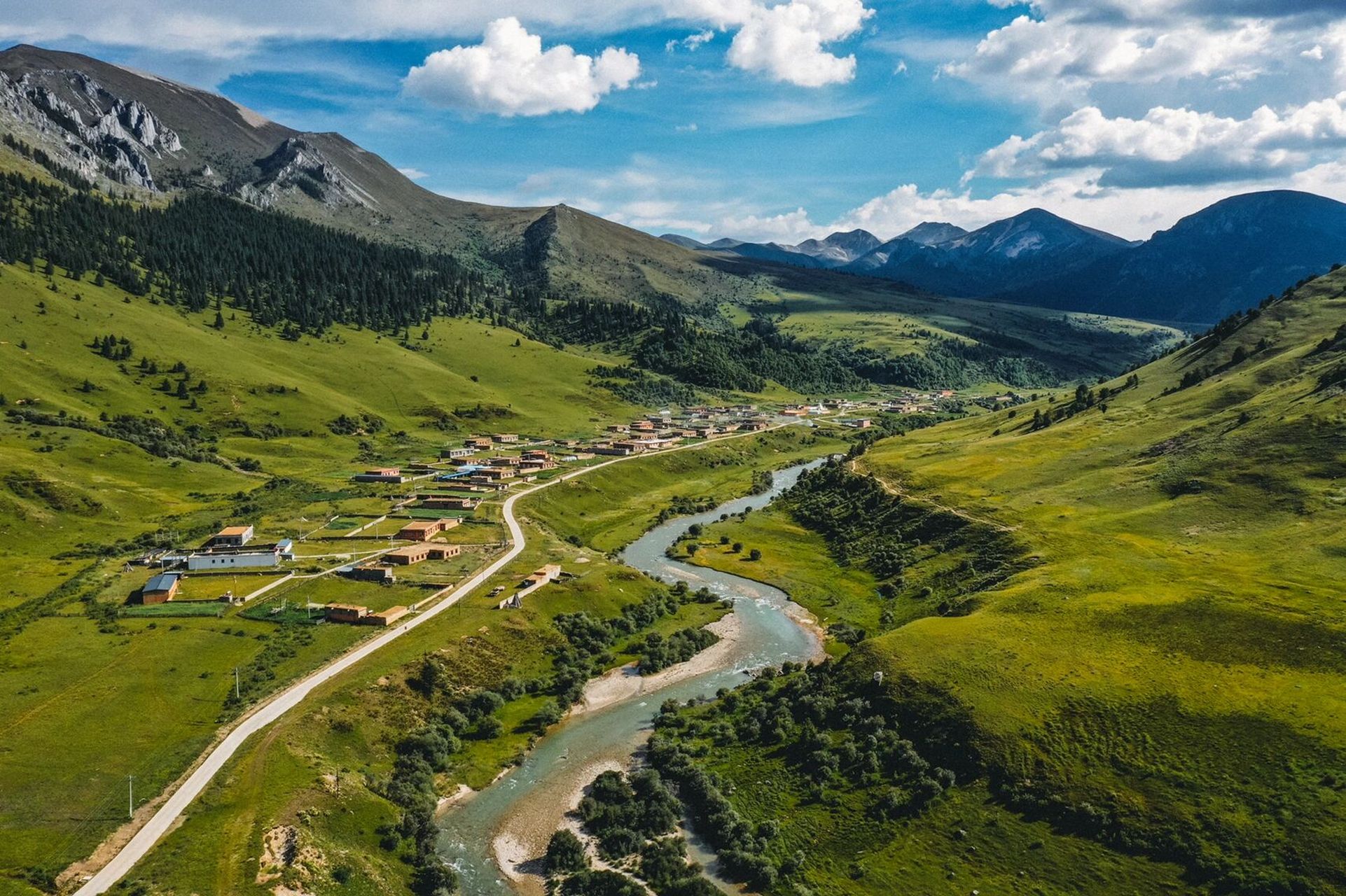 这一次旅行,曲曲折折来到了理塘,本地的朋友带着我们一起开向了格聂