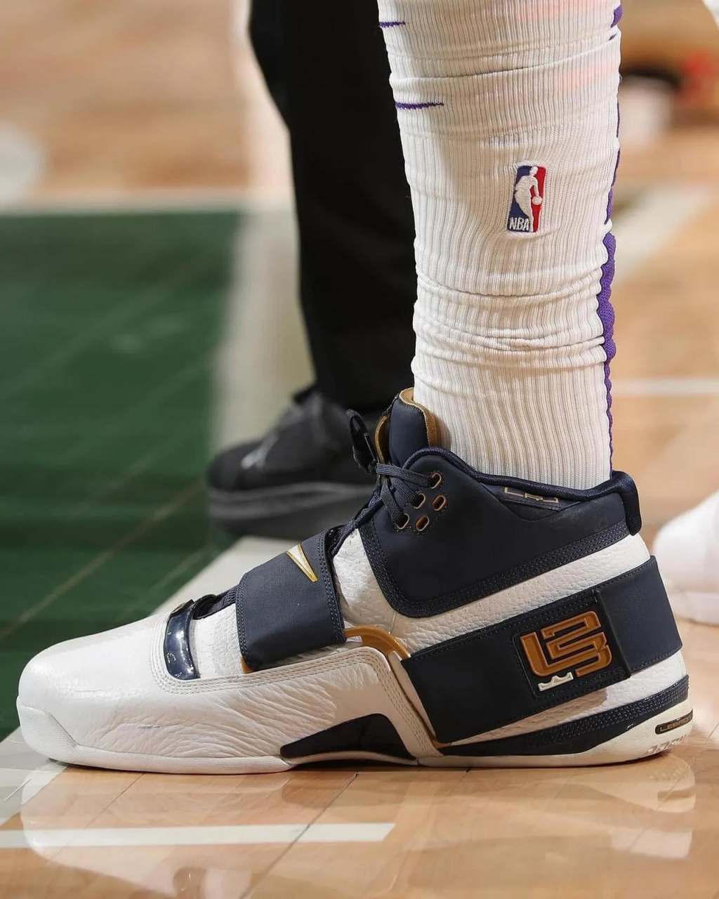 浓眉穿詹姆斯士兵1代球鞋出战  阿克伦king詹姆斯