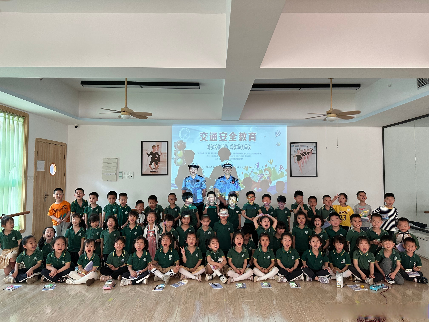 4 月21日上午,岳阳高速警察 岳阳南大队来到岳阳市华夏中天幼儿园开展