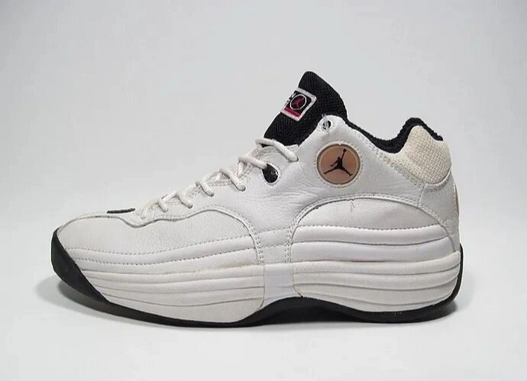 jordan jumpman team i 1997年推出,它的定位是一双全方位的篮球鞋