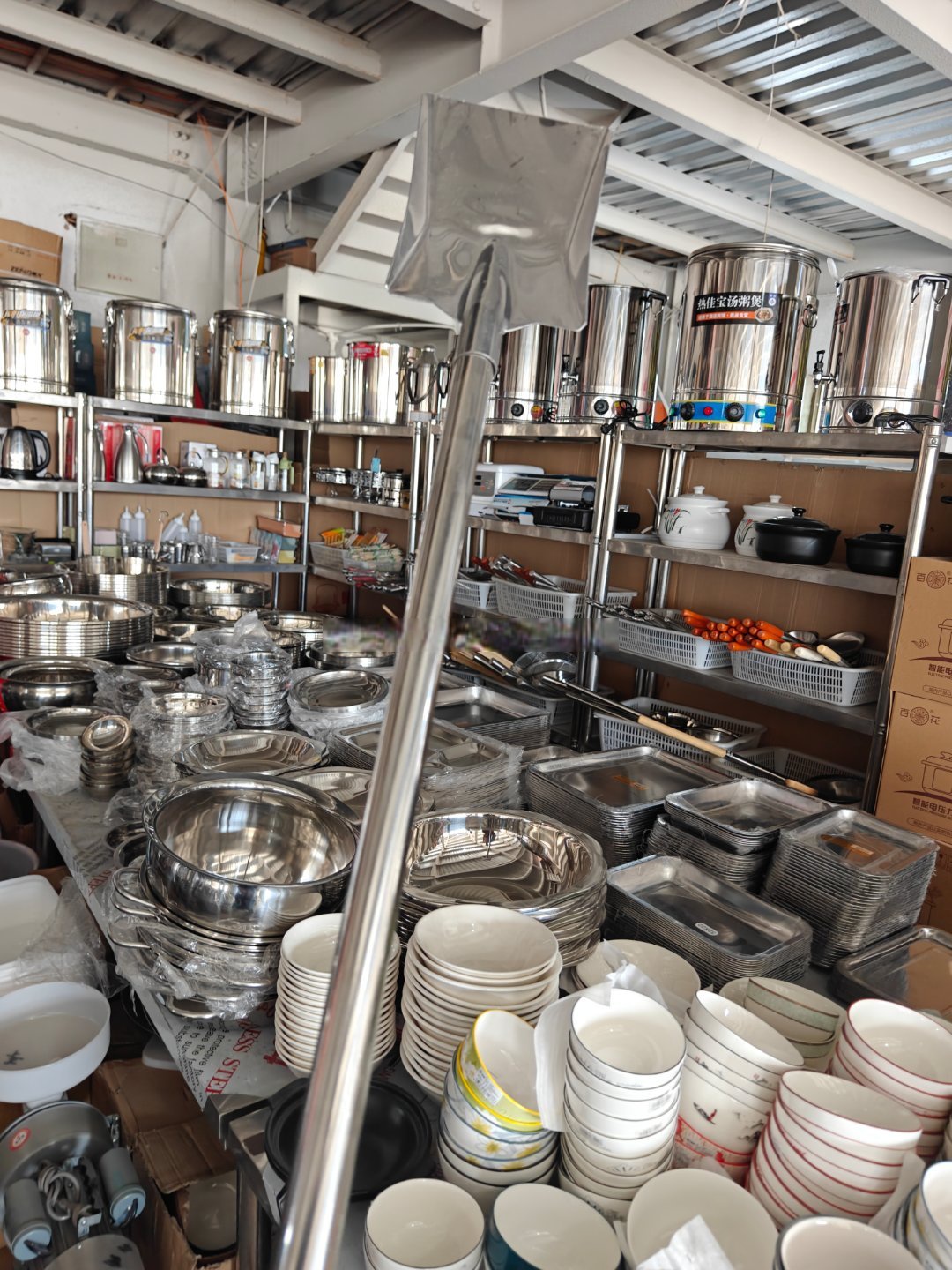 逛下厨具市场,有一个区域都是厨房做大锅饭的家什,一个炒菜铲子光把就