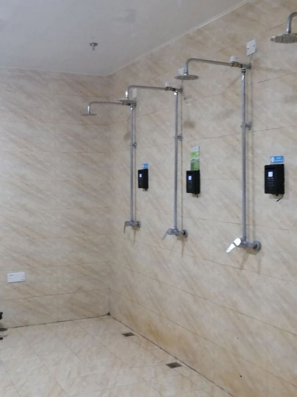 河北东方学院新校区宿舍环境真不错 每个宿舍都有独立的卫生间,可以