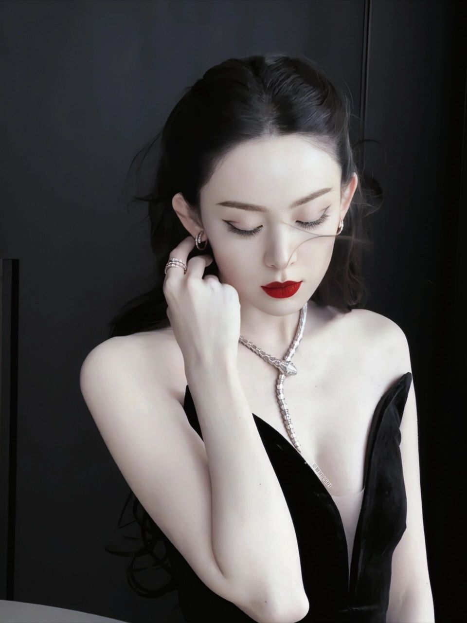 古力娜扎 Ⅰ 黑色礼服壁纸 艳丽动人 肤白貌美大长腿