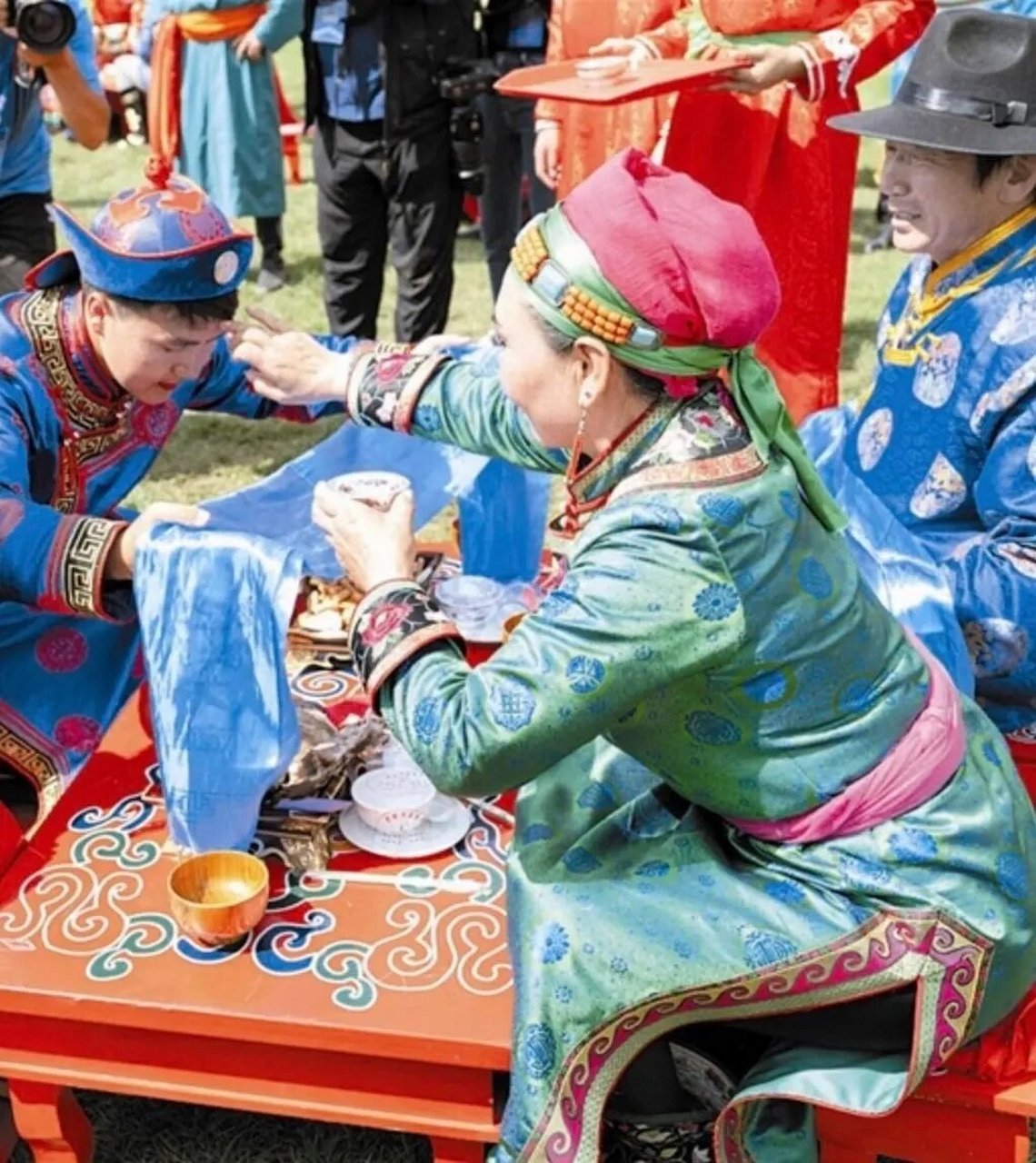 中国传统文化蒙古族敬酒 敬酒文化 敬酒是蒙古人再平常不过的事,酒是