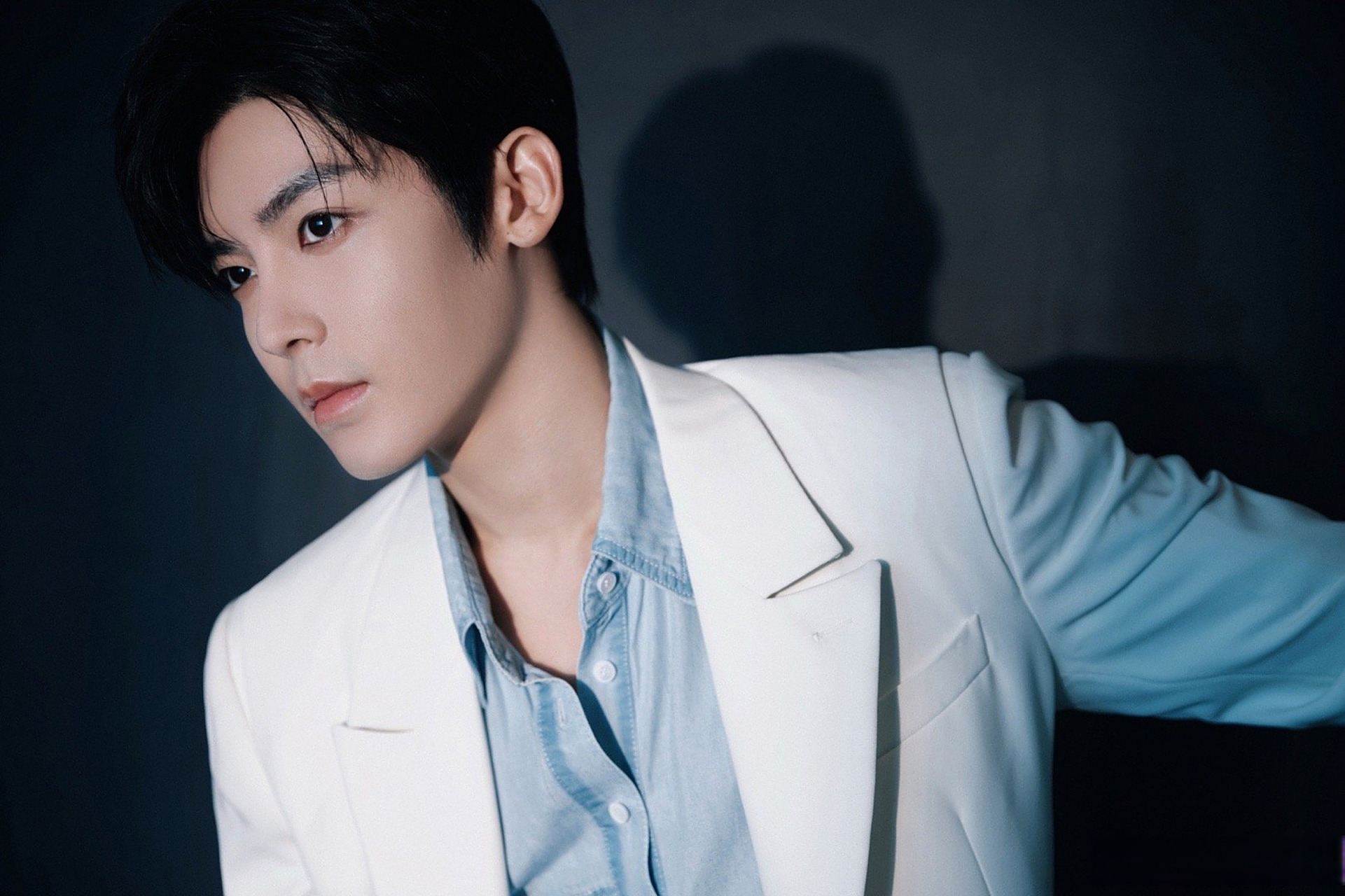 侯明昊今日现身上海参加活动,白西装 蓝衬衣的造型搭配,干净帅气,状态