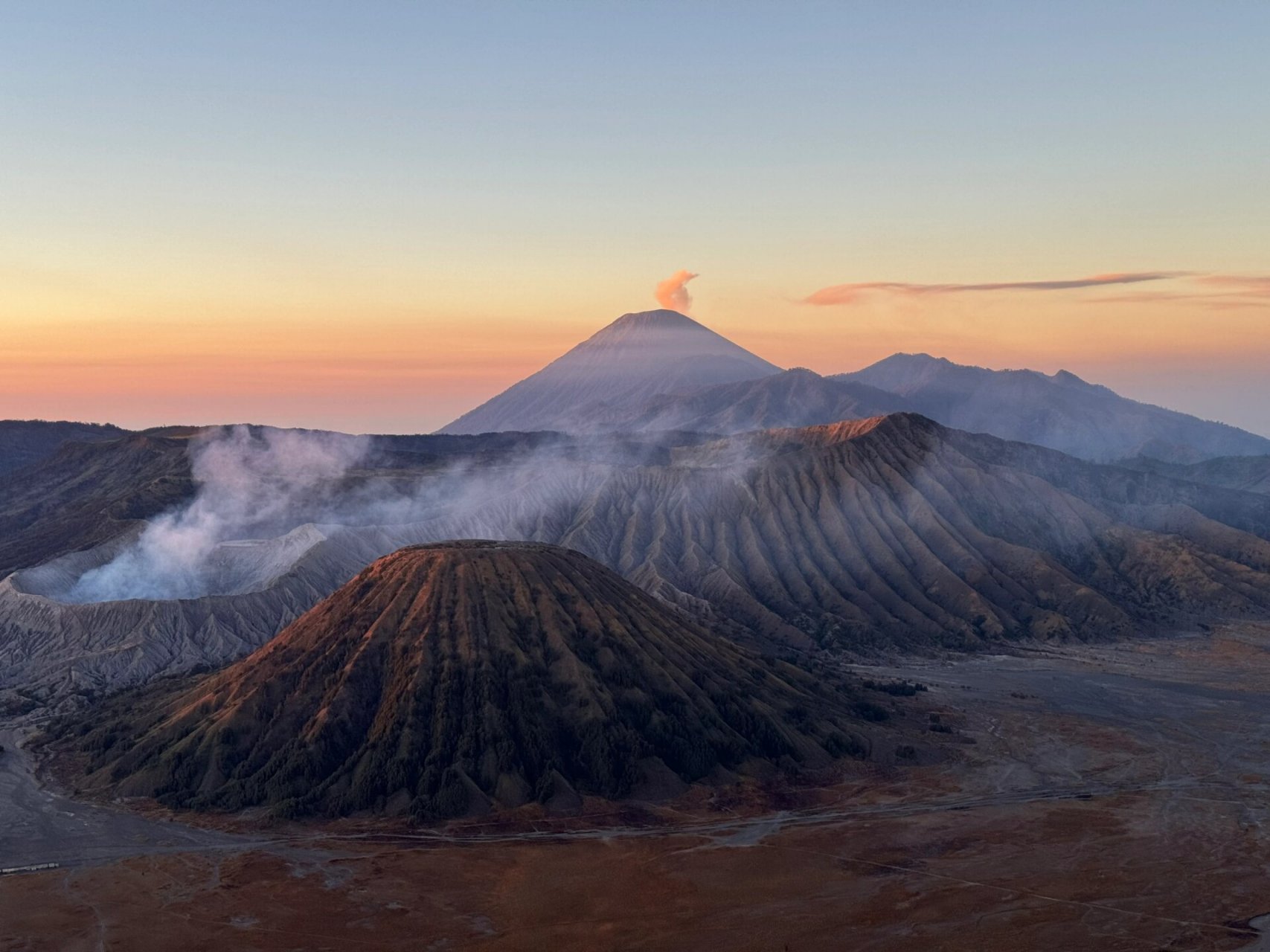 《孤独星球》封面 布罗莫火山99