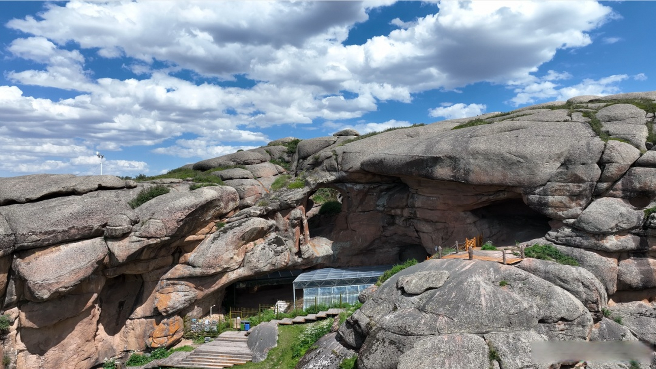 通天洞遗址位于吉木乃县国家4a级景区草原石城内,是一处综合性的洞穴