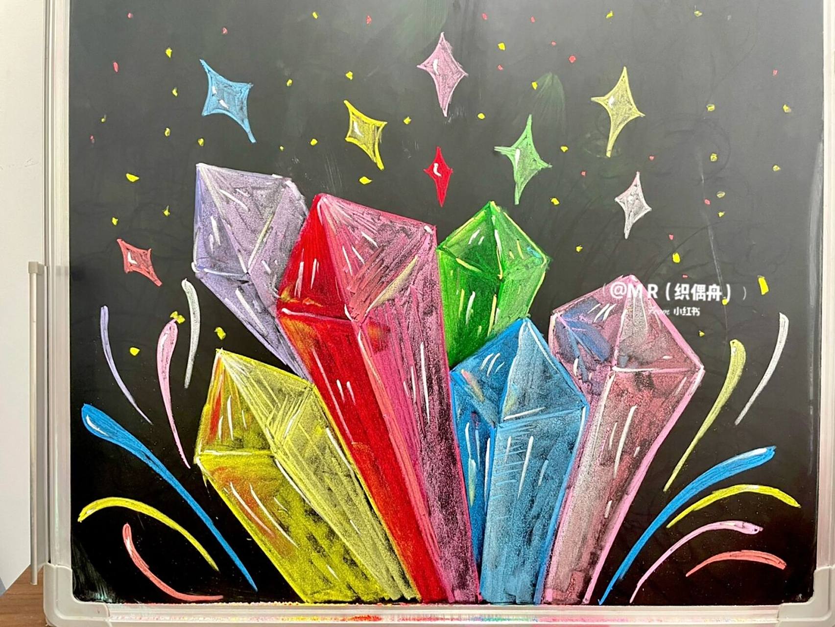 今天是发光的大砖石 宝子们#黑板报# #黑板报素材# #粉笔画# #钻石