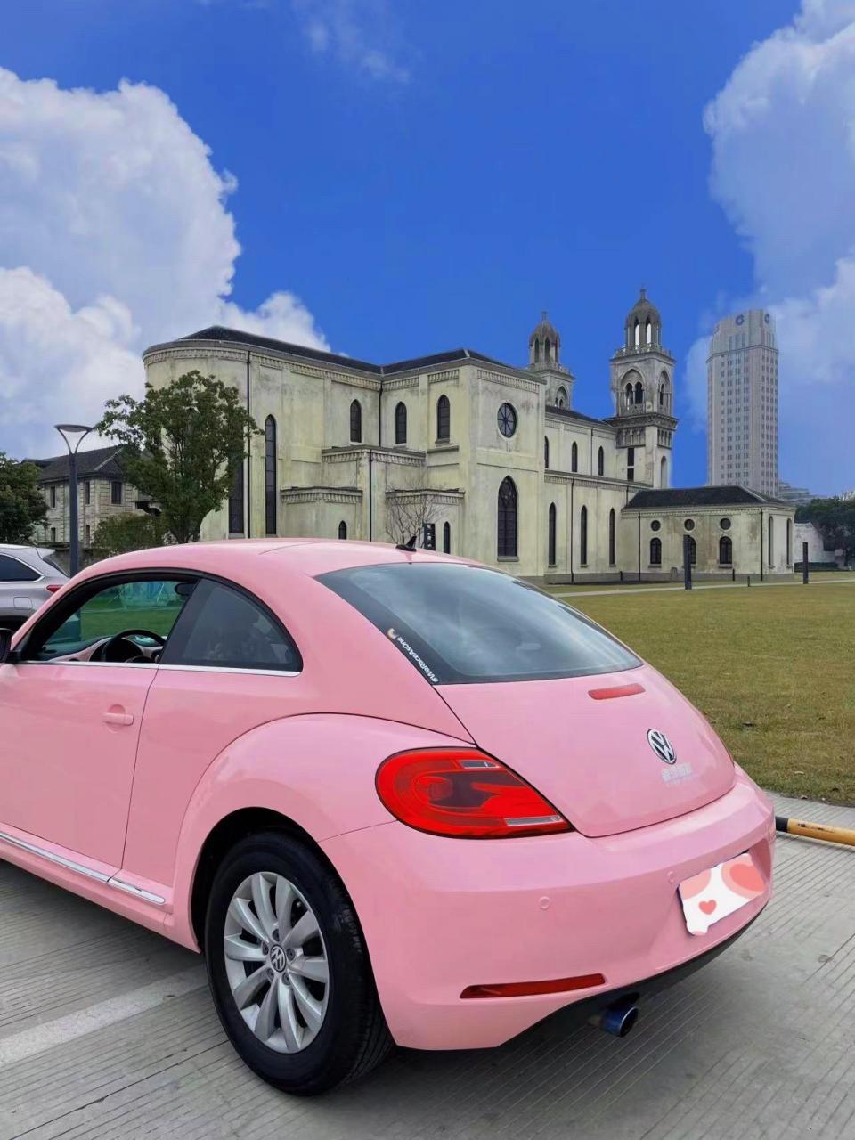 说真的甲壳虫不管是敞篷还是硬顶 都很适合粉粉的颜色 这种粉色真不是