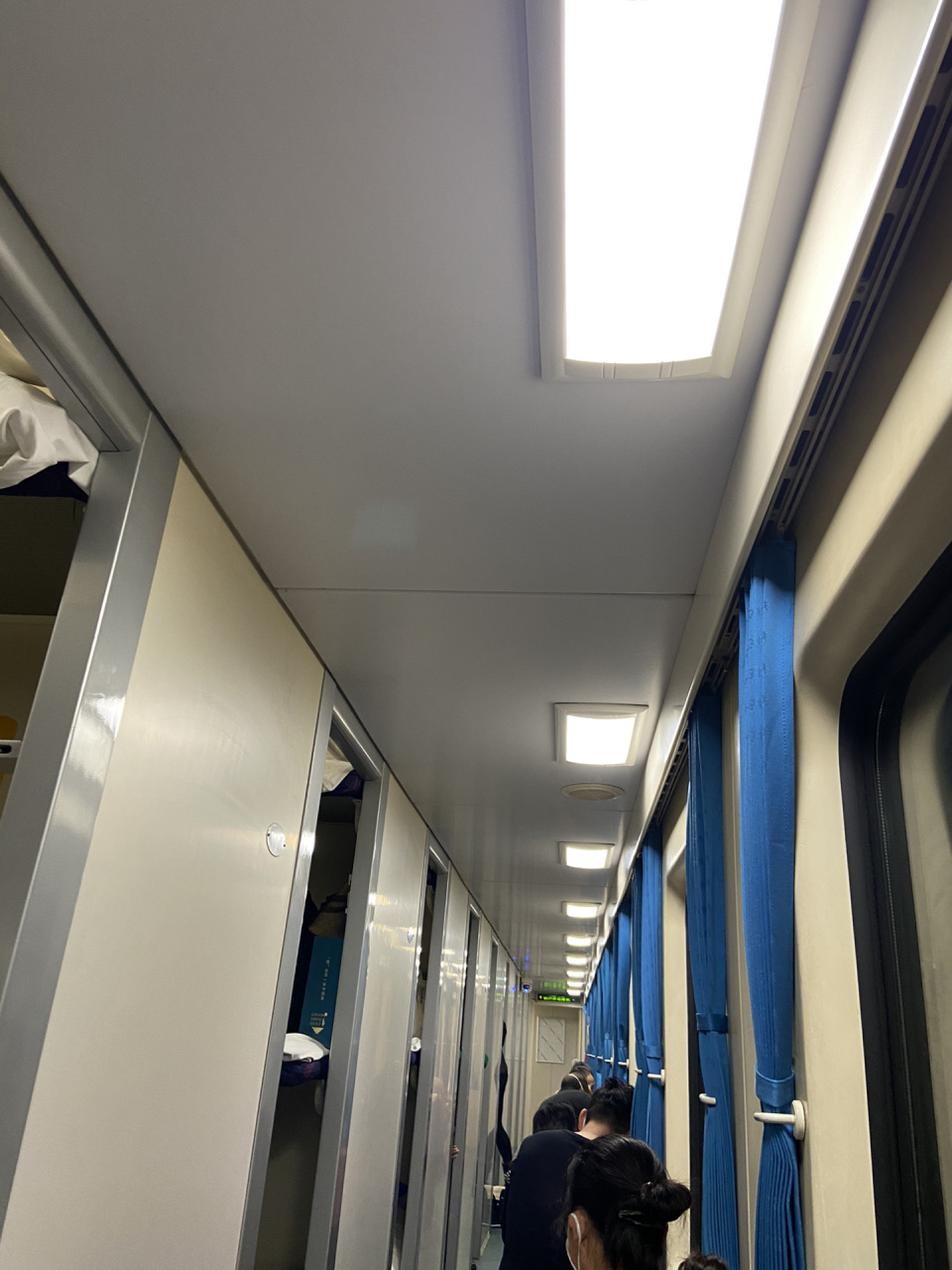 第一次坐火车硬卧才知道的事 车厢里散发着浓烈的脚臭味 让人逃无可逃