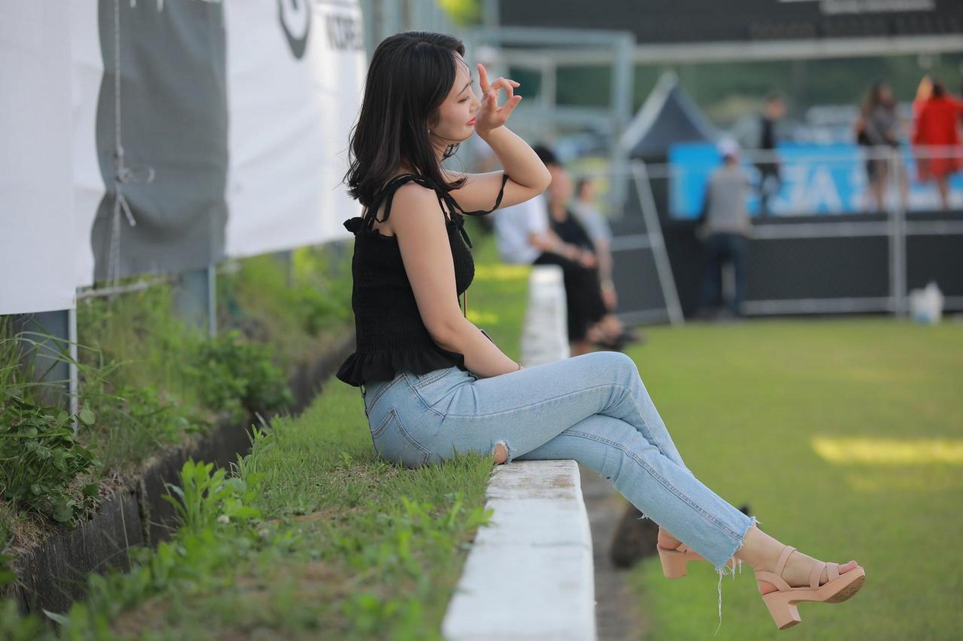 牛仔姑娘,总能吸引我的目光 紧身牛仔裤美女 牛仔裤美女 牛仔