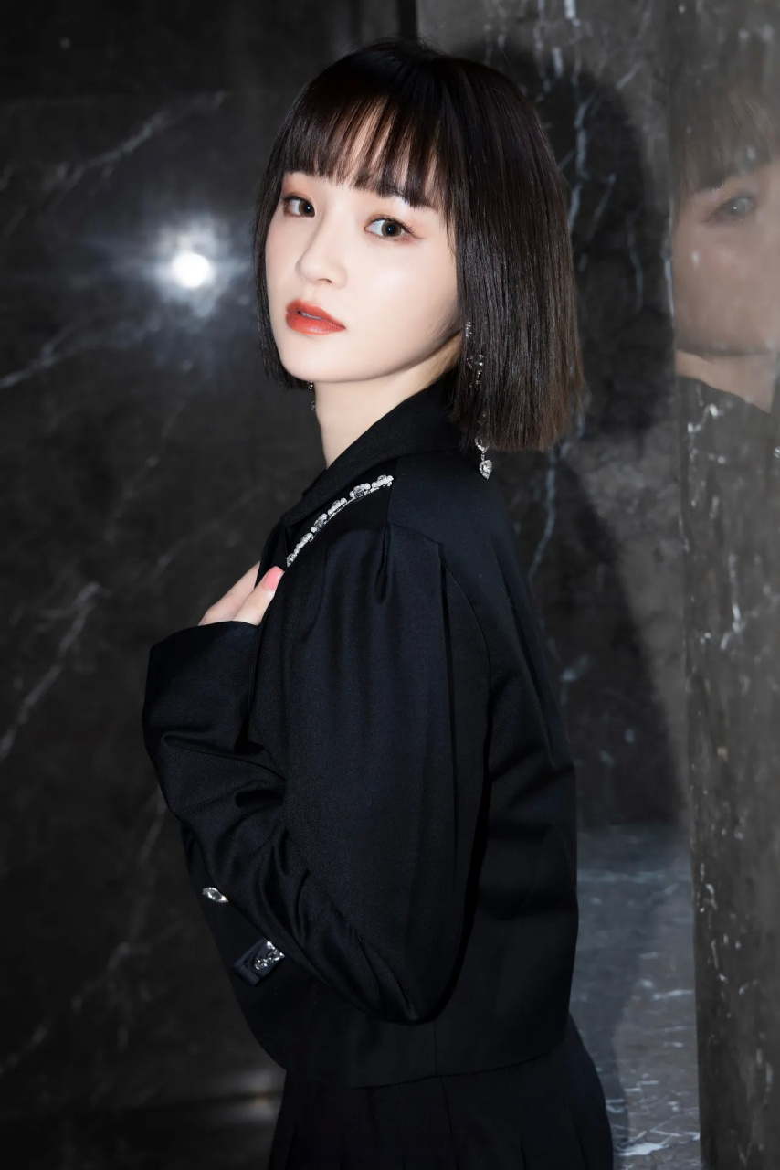 马佳莹身着黑色镶钻不规则裙装, 亮相中国国际时装周, 甜酷张扬,诉说