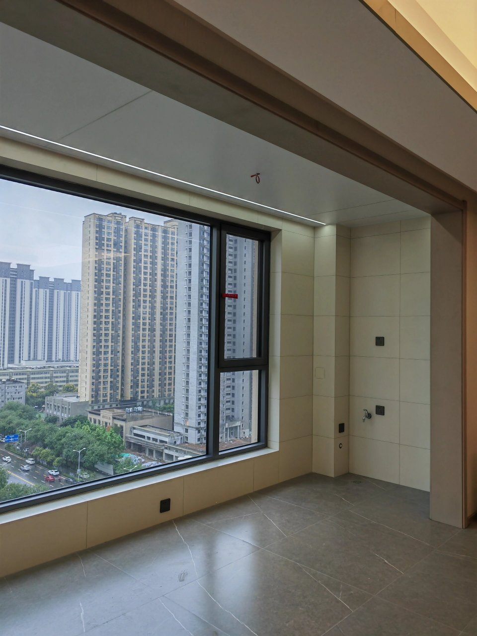 阳台微装‖中南春风南岸127平完工实景 纯白色蜂窝大板吊顶 米白色400