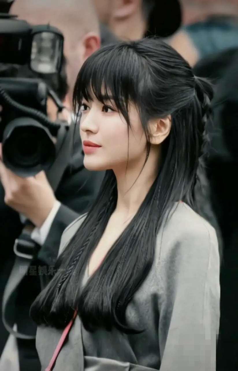 宋慧乔现身米兰时装周,41岁的她齐刘海梦回浪漫满屋  没受前夫宋仲基