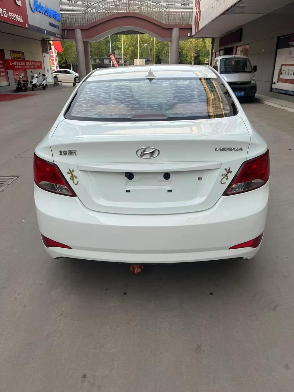 16年现代瑞纳,1.4手动标配,费用25年1月,全款二米多多.