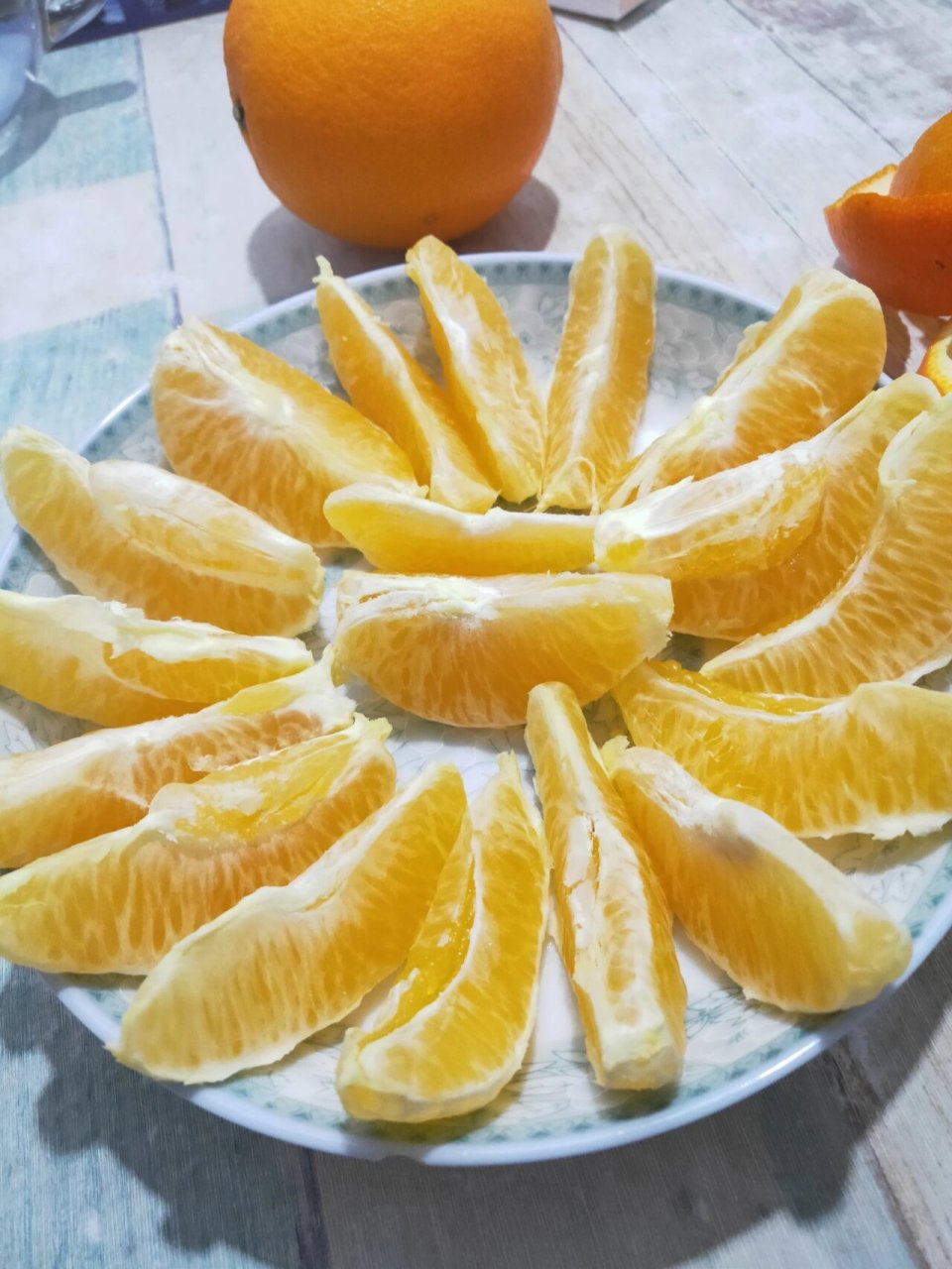 剥成瓣状的脐橙最好吃 个人觉得剥皮的橙子保留的水分最多,口感最好