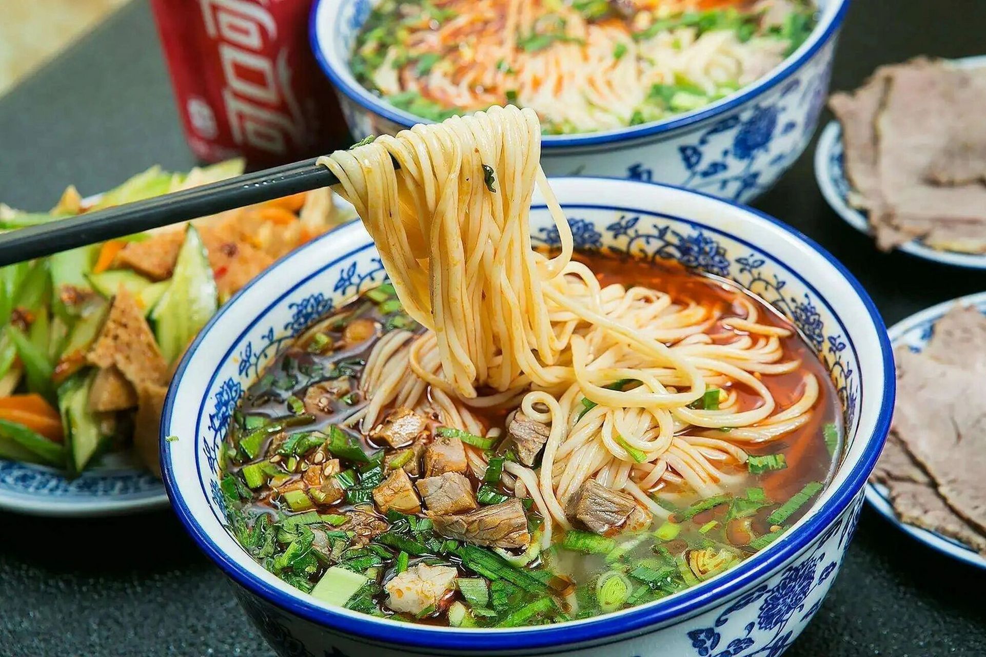 兰州拉面 兰州拉面,是甘肃省兰州市的特色美食,是一种食品名称,原名