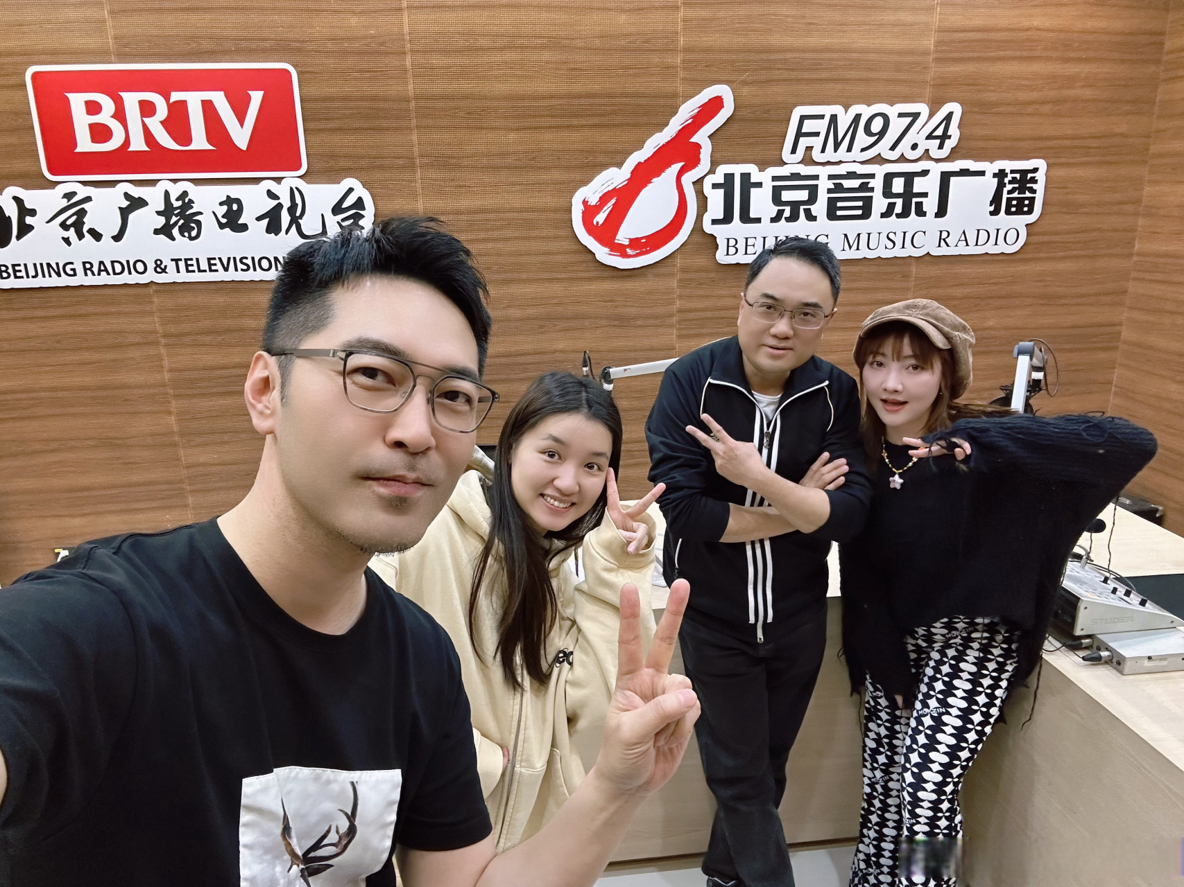 北京fm974主持人照片图片