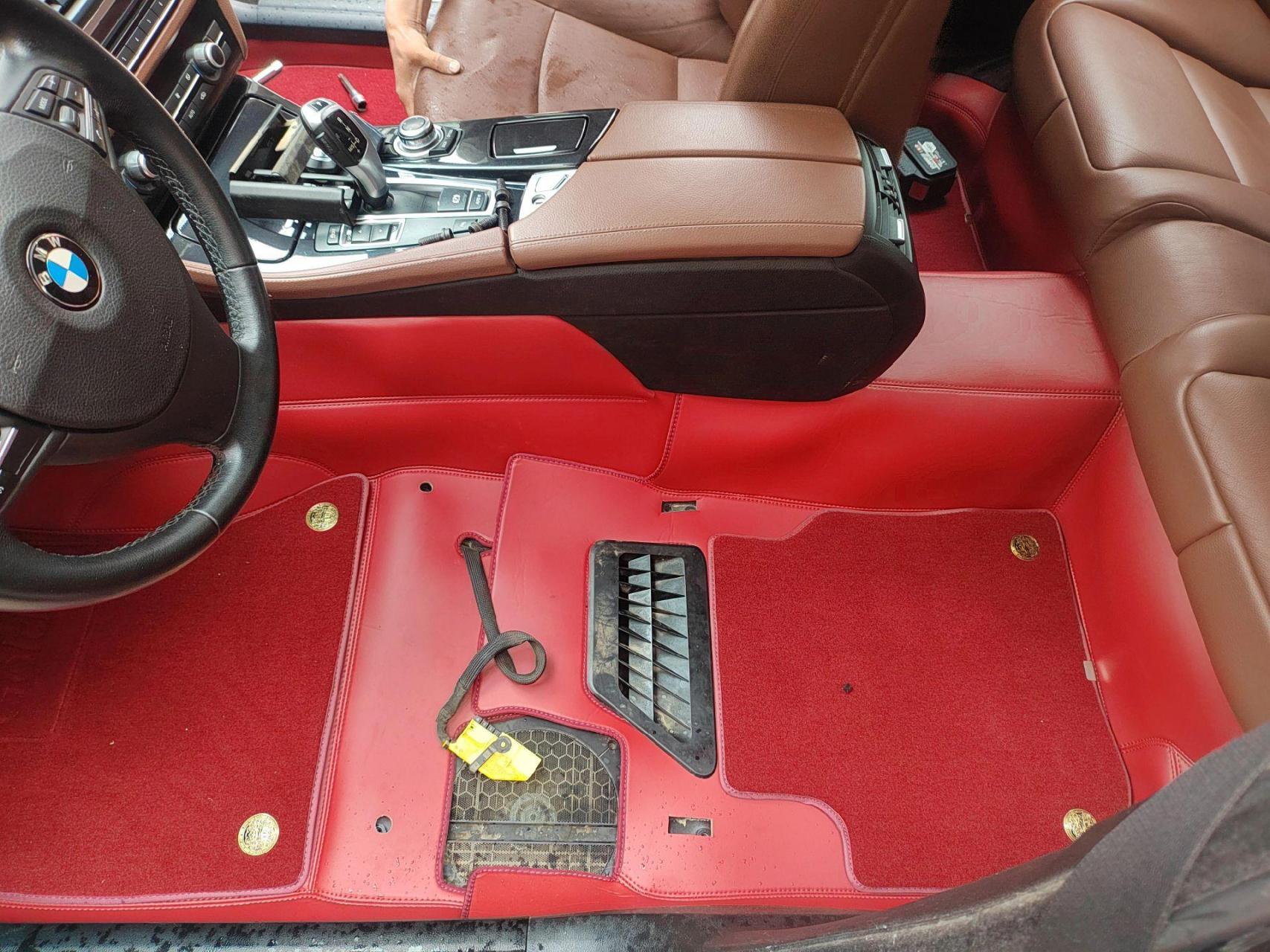 宝马五系  酒红色  双针明线软包脚垫