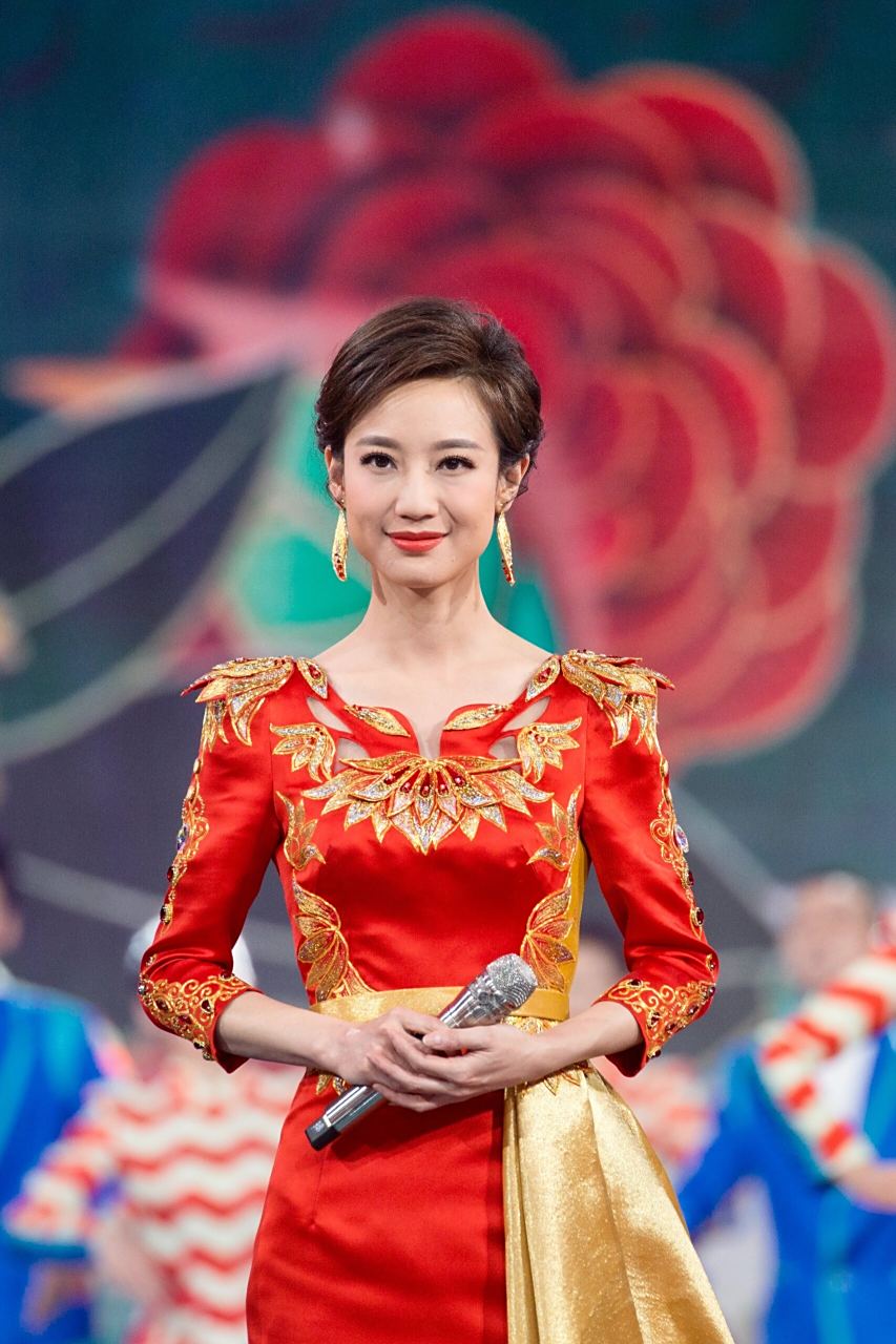 劳伦斯·许|主持人李杨薇春晚造型回顾 李杨薇此次春晚亮相穿着的为