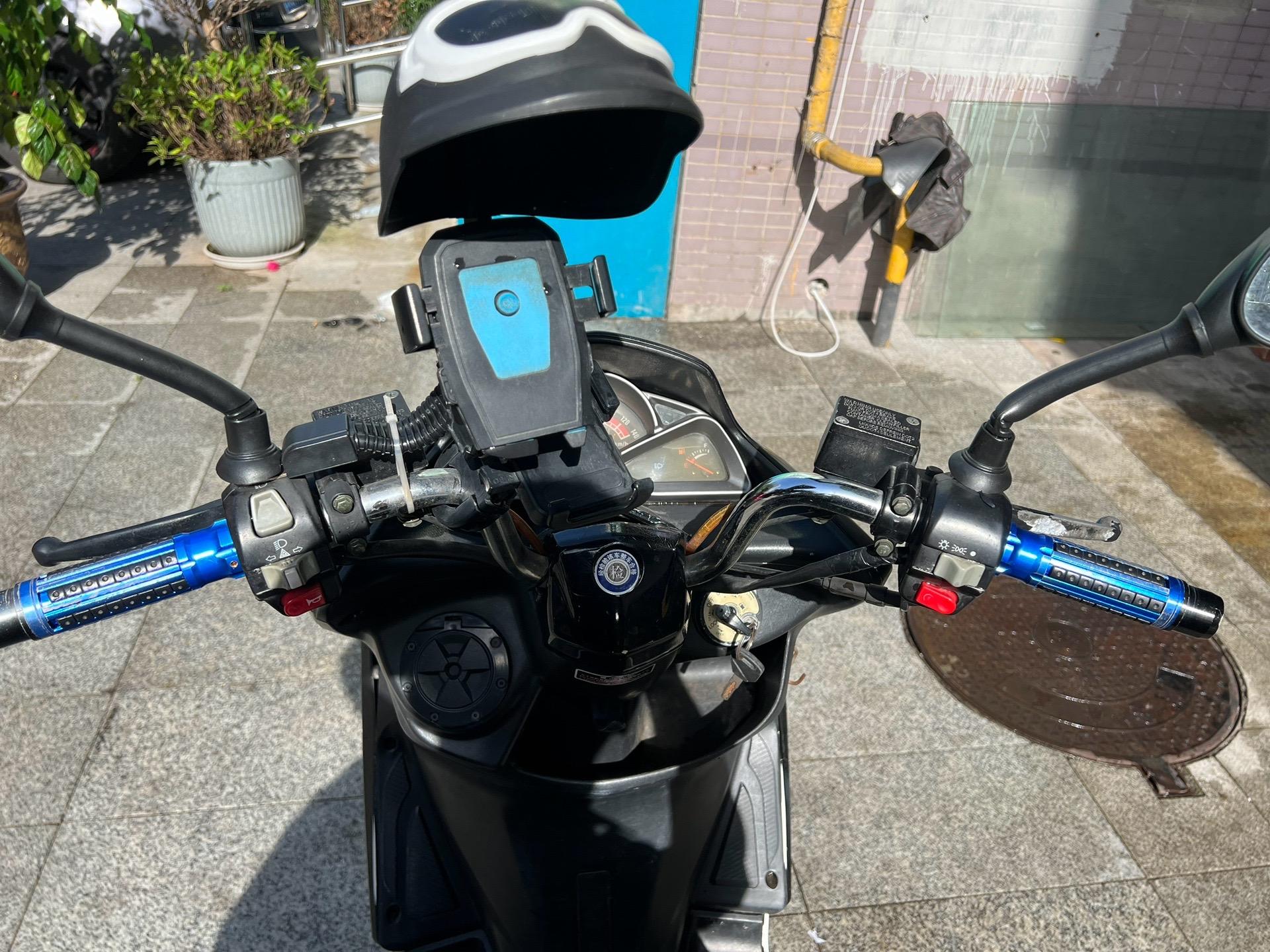 金翌牌150踏板车,加装尾箱两个手机支架,改装手把堵头,坐垫套子,手续