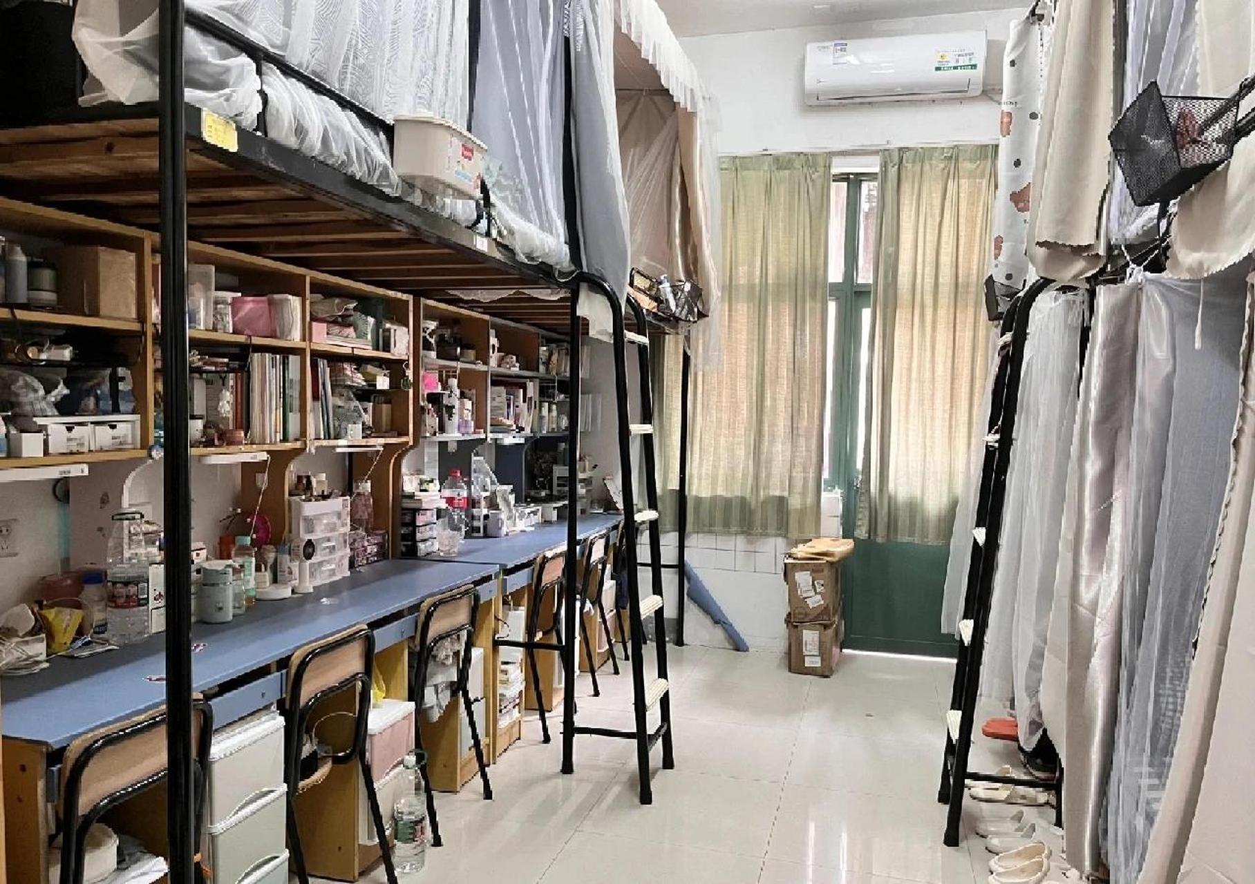 六人寝(1200每年)柜子比较小桌子是大家坐在一排哦