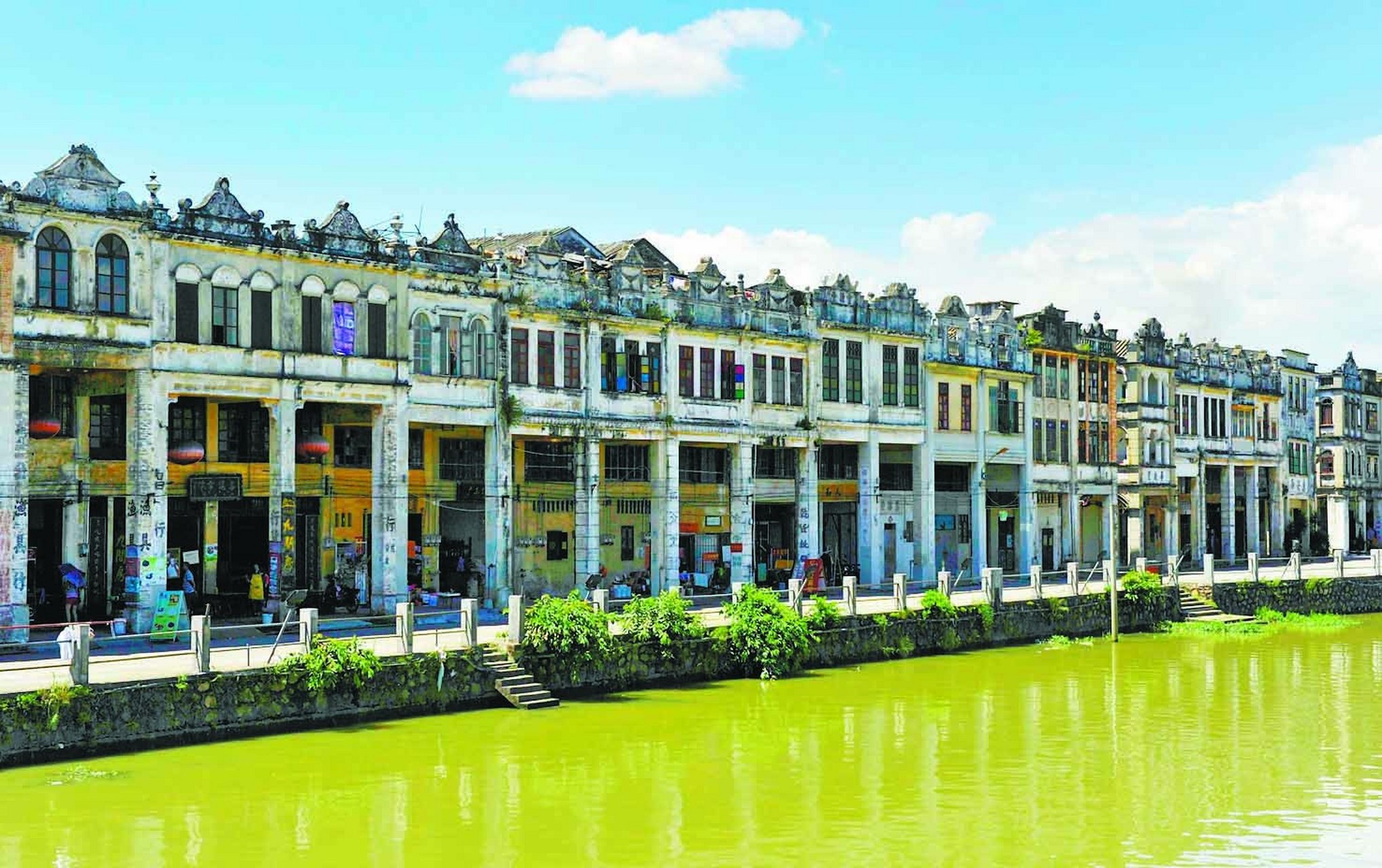 如今,江门有百处侨墟,每一处都是碉楼,洋楼,墟市并存;它们保留了岭南