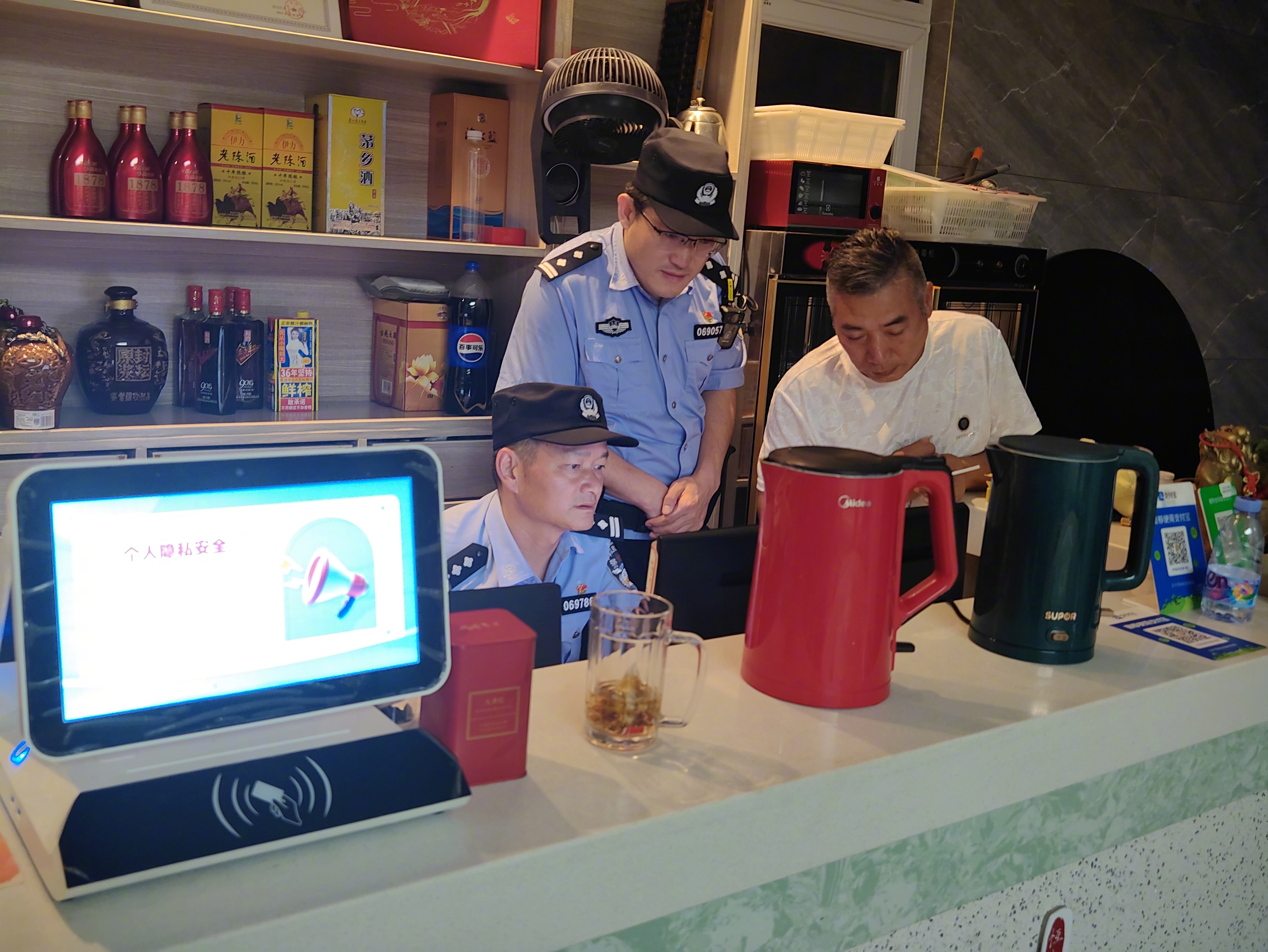 夏季治安打击整治行动# 秋风送爽也送平安,按照上级