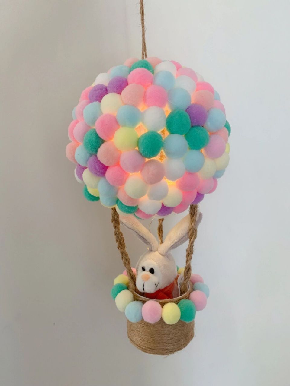 又是一年幼儿园中秋节灯笼diy大赛,今年做了一个热气球灯笼,粉粉嫩嫩